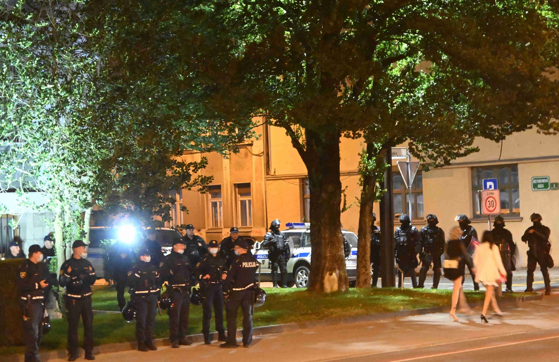 FOTO in VIDEO: Protest se stopnjuje, Ljubljana se duši v solzivcu