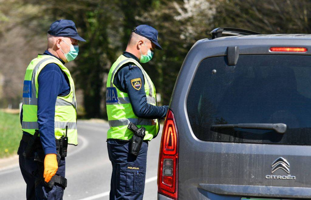 Pijana mama pripeljala otroka v šolo in nadaljevala vožnjo