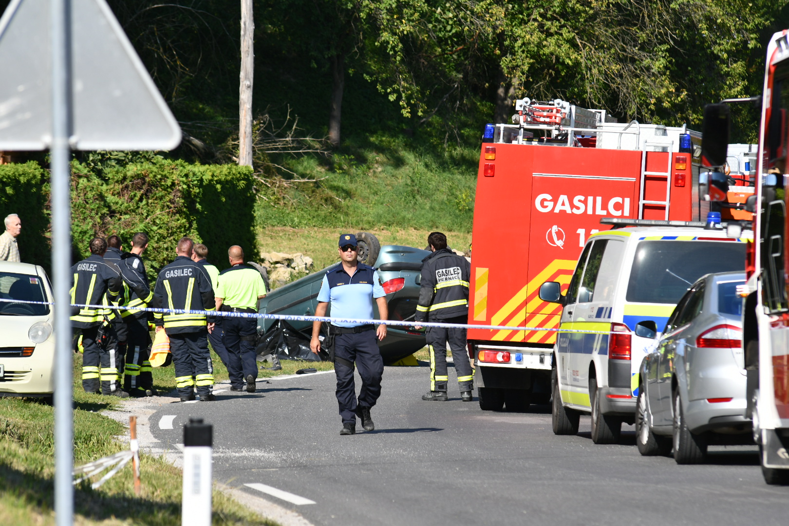 Na ravni cesti na Štajerskem nenadoma zapeljala na nasprotni vozni pas in povzročila nesrečo