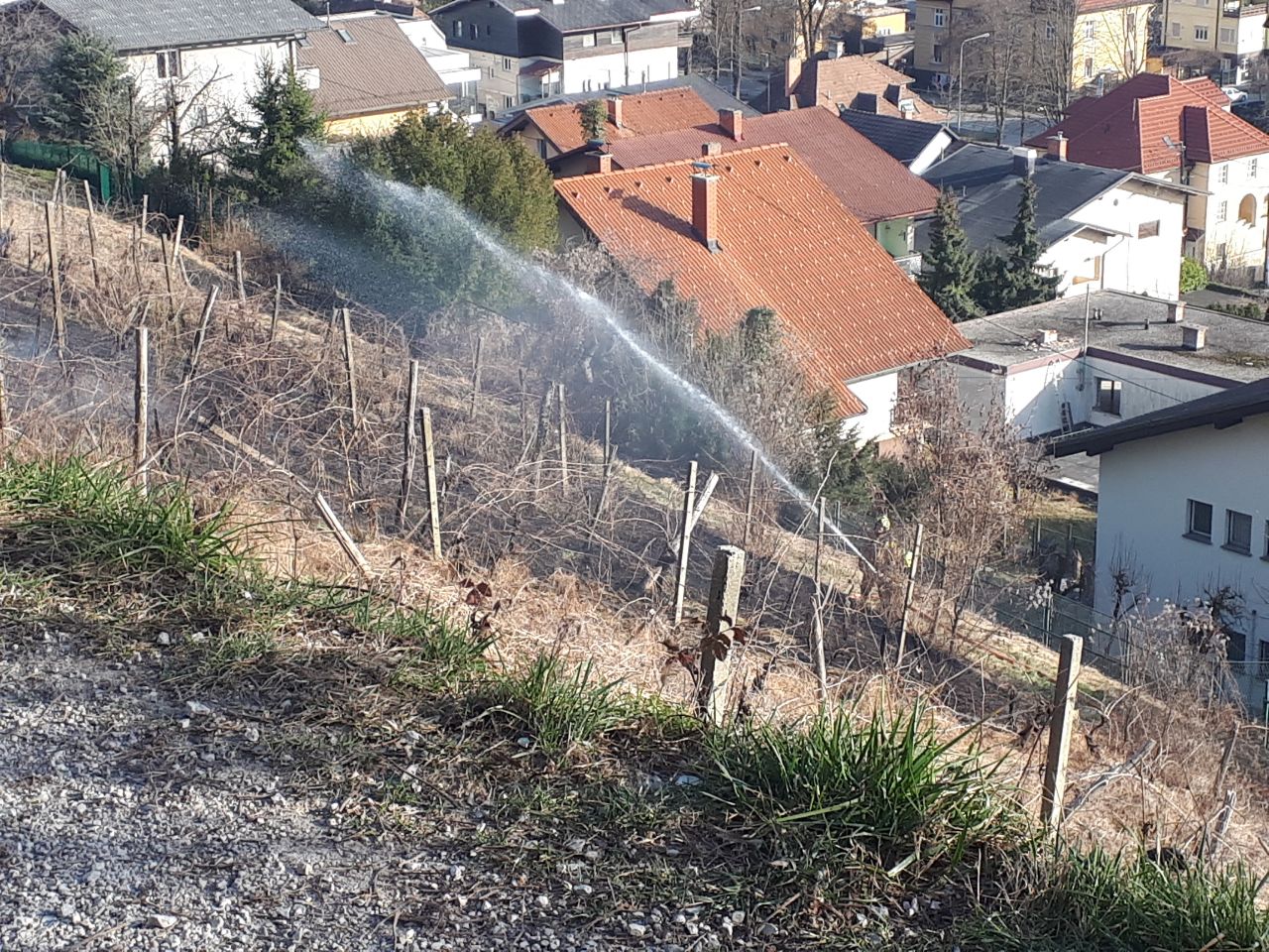 FOTO: Pod Piramido zagorela suha trava in grmičevje