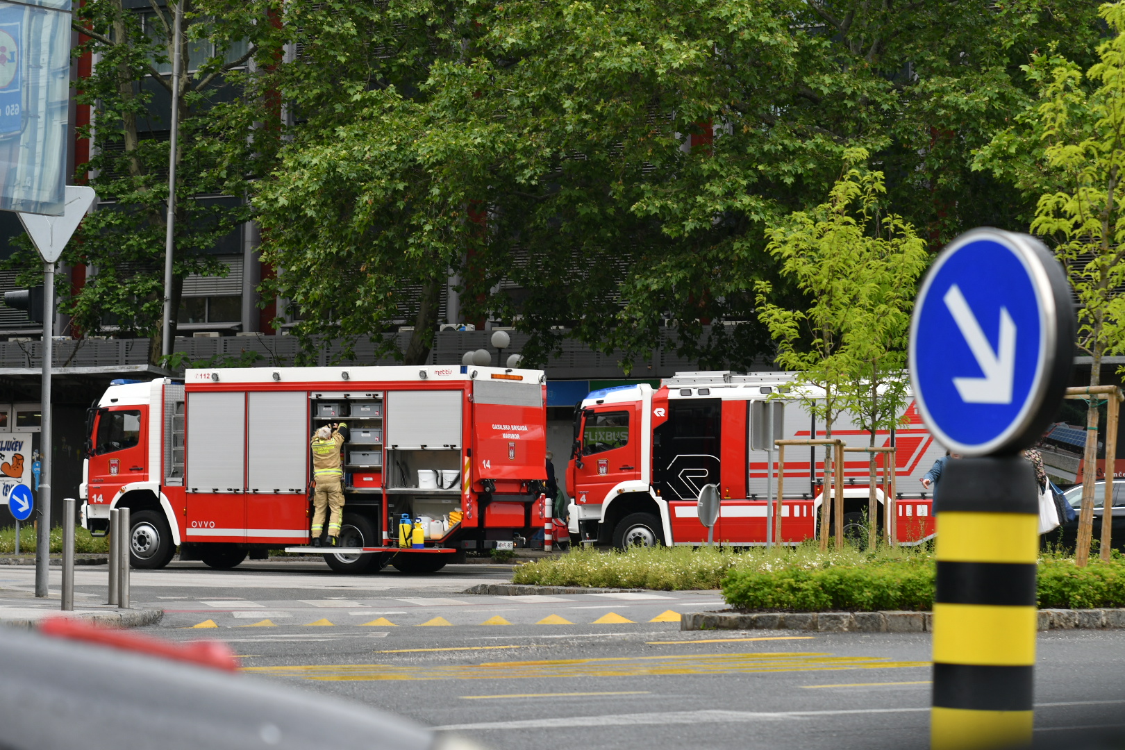 V roku desetih minut gasilci v Mariboru našli dve mrtvi osebi