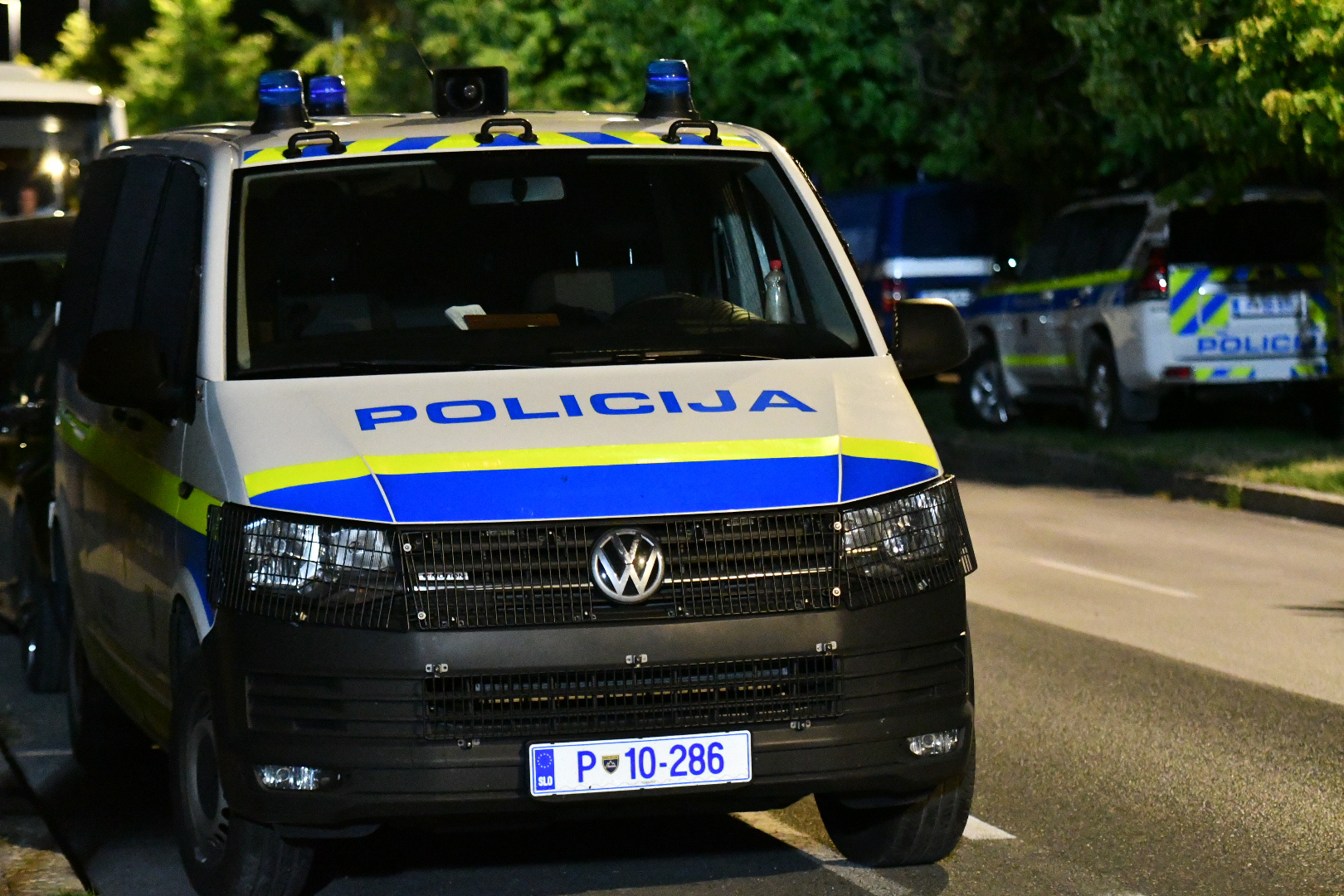 Kot v akcijskem filmu: 25-letnik pod vplivom alkohola bežal pred policijo in trčil v štiri vozila