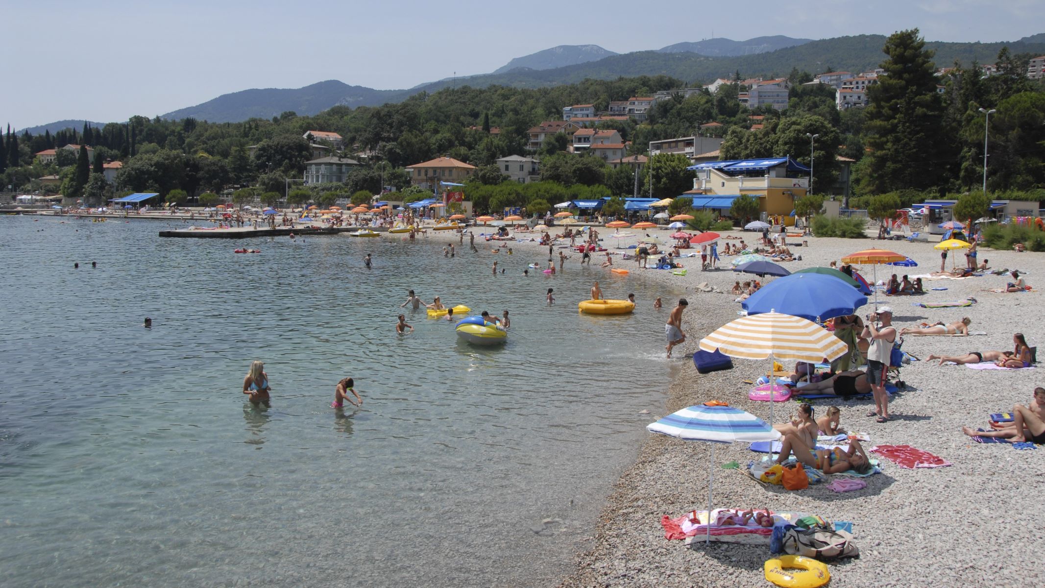 Na priljubljeni hrvaški plaži kopanje odsvetovano: Opazili onesnaženo morje, analize vode pa potrdile ...