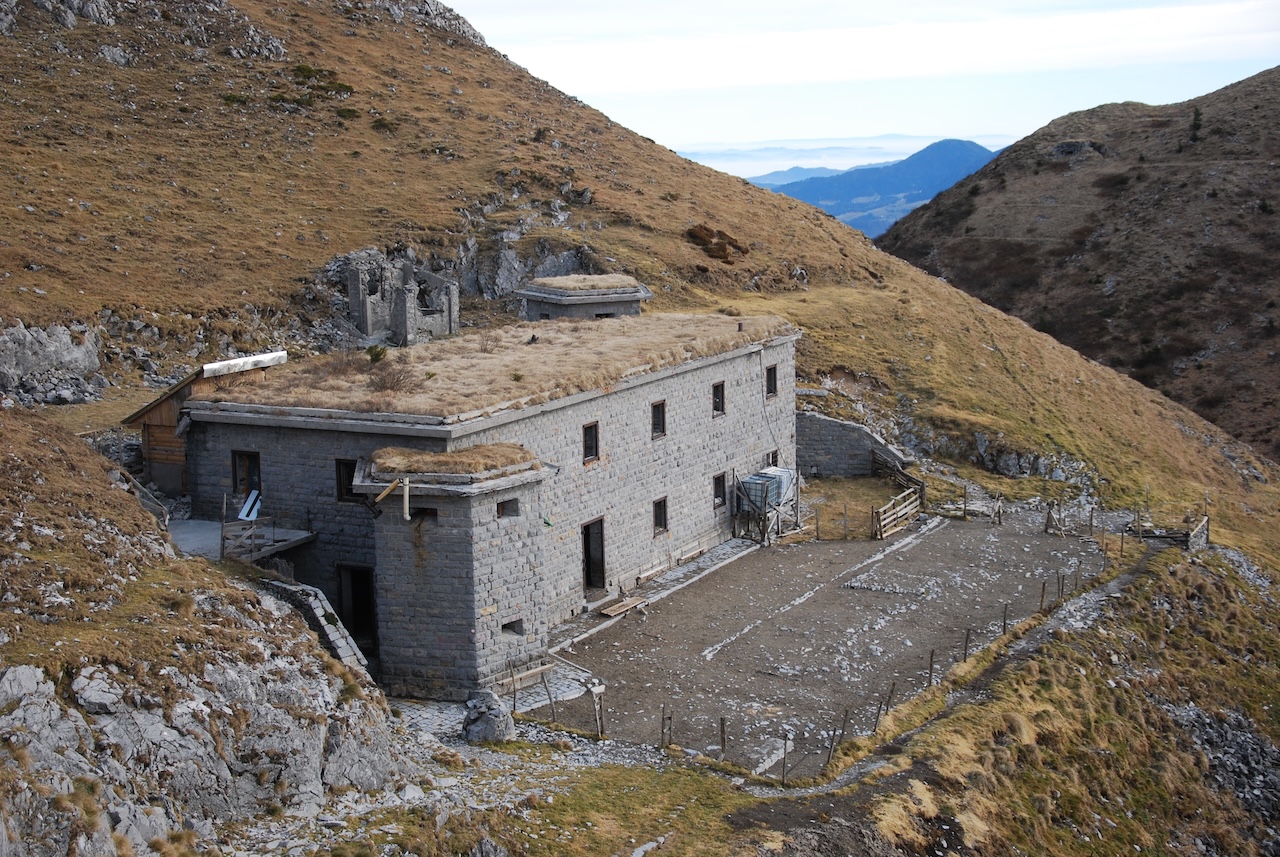 Pozabljeni labirint v naših gorah: Večina planincev hodi mimo teh bunkerjev, ne da bi poznali njihovo pravo ozadje