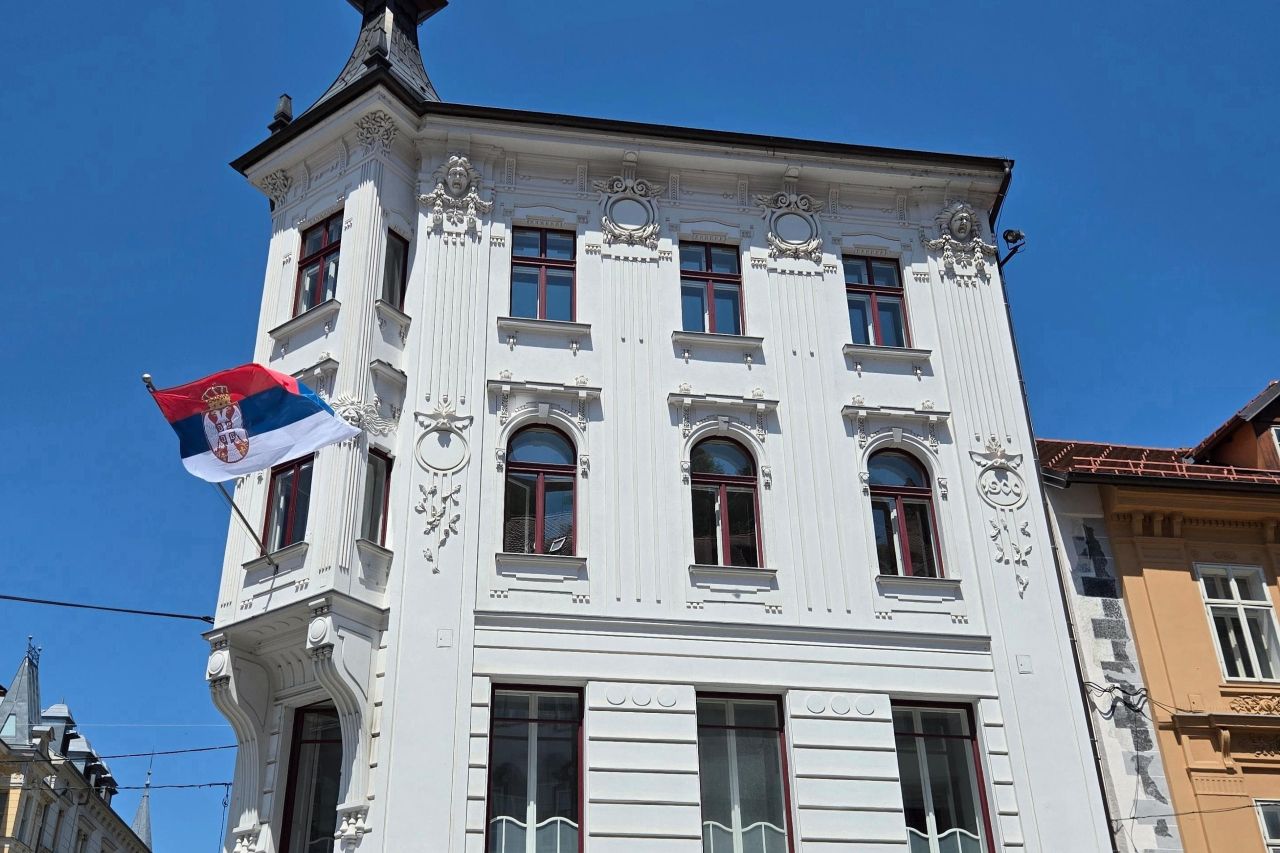 VIDEO: Začele so se prelomne predčasne volitve v Srbiji, dolga vrsta tudi pred voliščem v Ljubljani