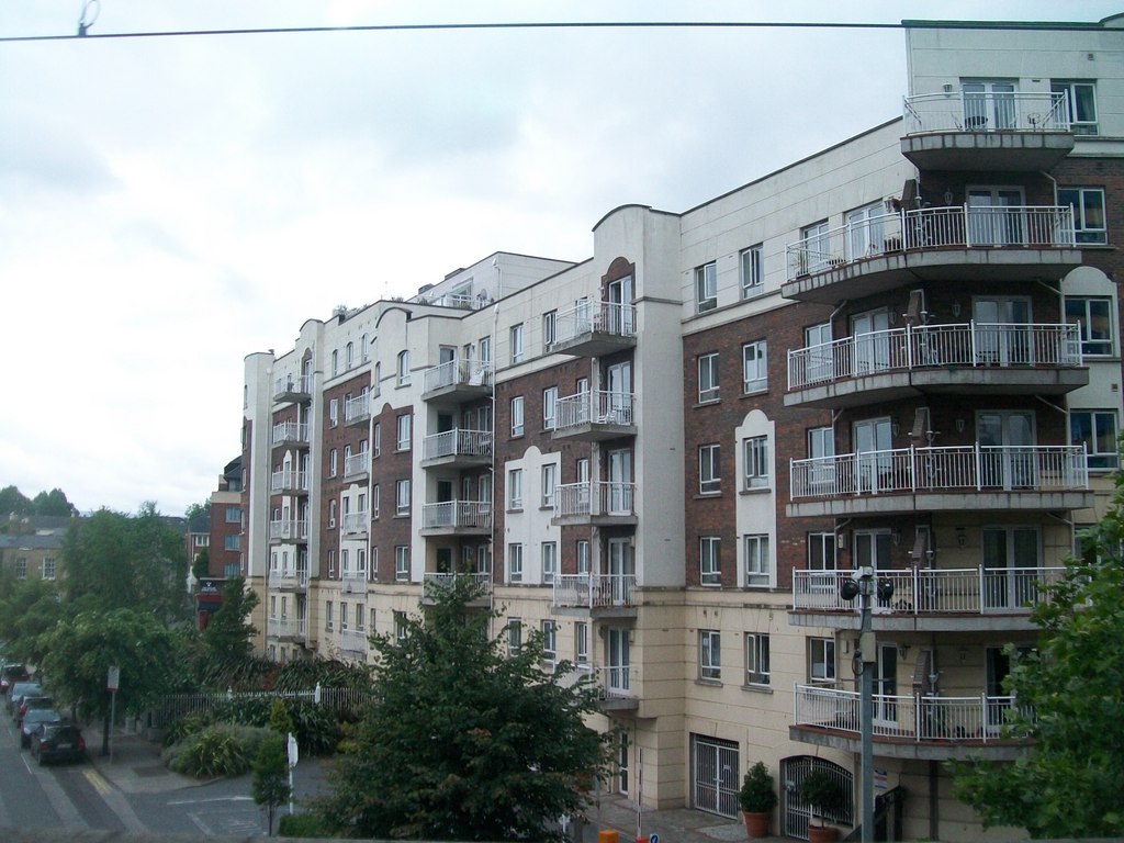 Dvoletni otrok padel s 15. nadstropja nebotičnika in čudežno preživel