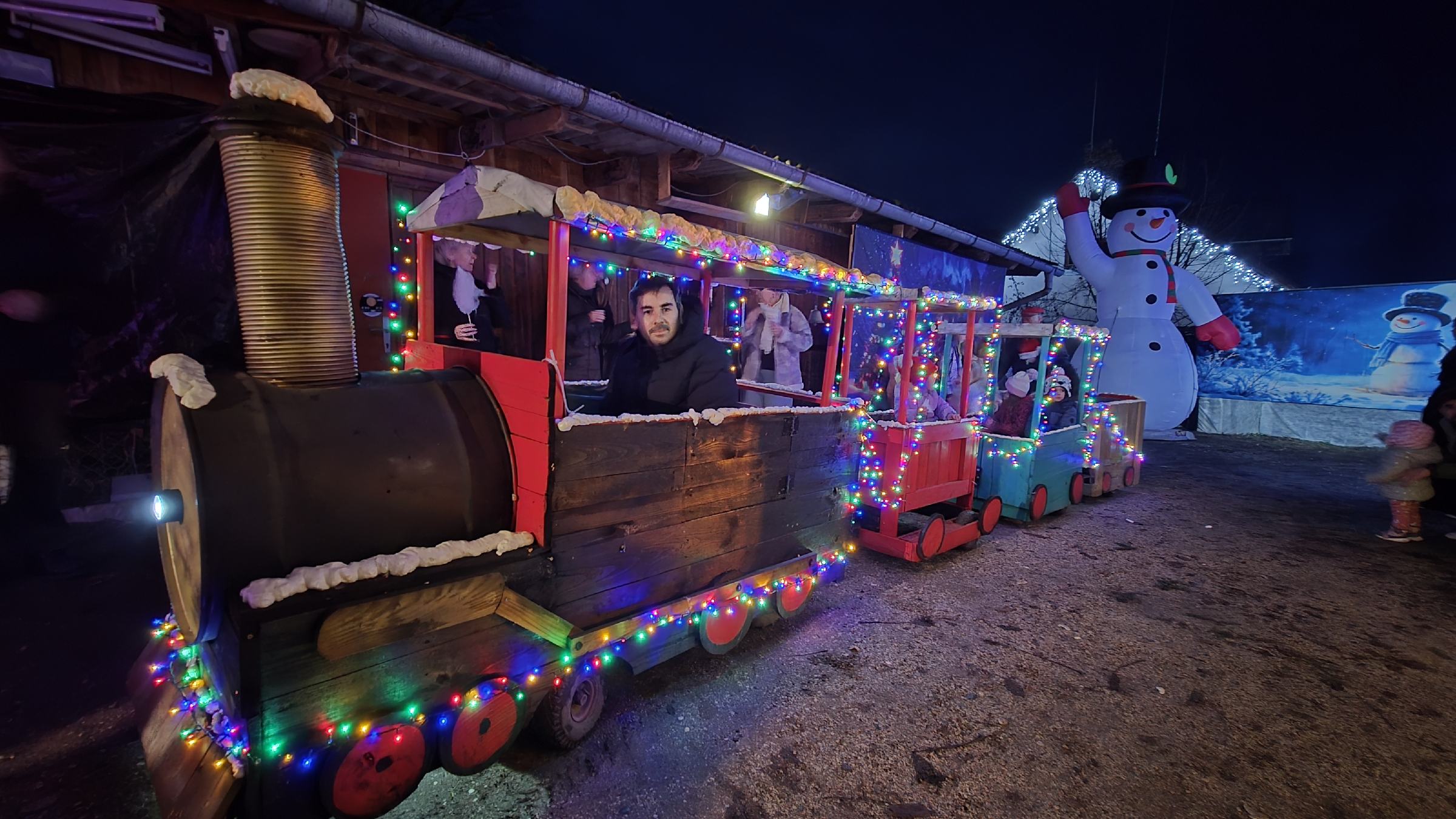 Srčna gesta posameznika, ki razveseljuje številne otroke: Božična pravljica v Rušah (VIDEO)
