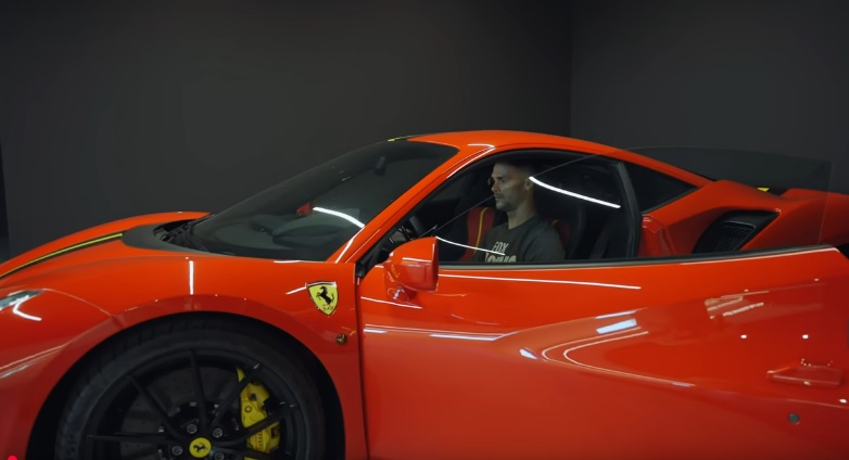 (VIDEO) Ko zahrumi ferrari: Tim Gajser odprl vrata luksuzne vile in motokros posestva