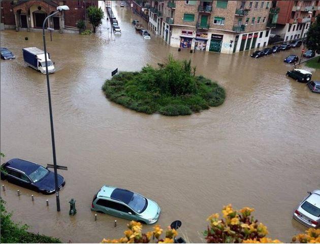 VIDEO: Italija v primežu poplav: Pogrešan moški, zrušen most in še kaj