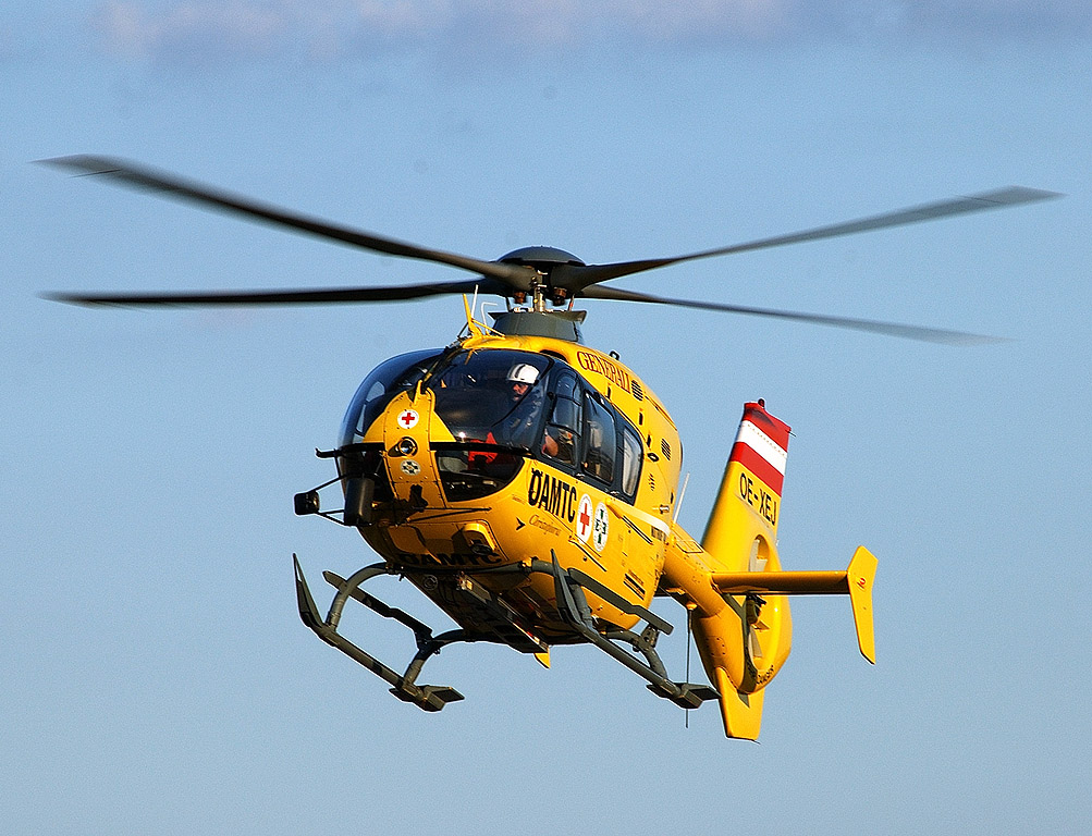 V prometni nesreči v Avstriji poškodovana slovenska družina, štiriletnika s helikopterjem prepeljali v bolnišnico