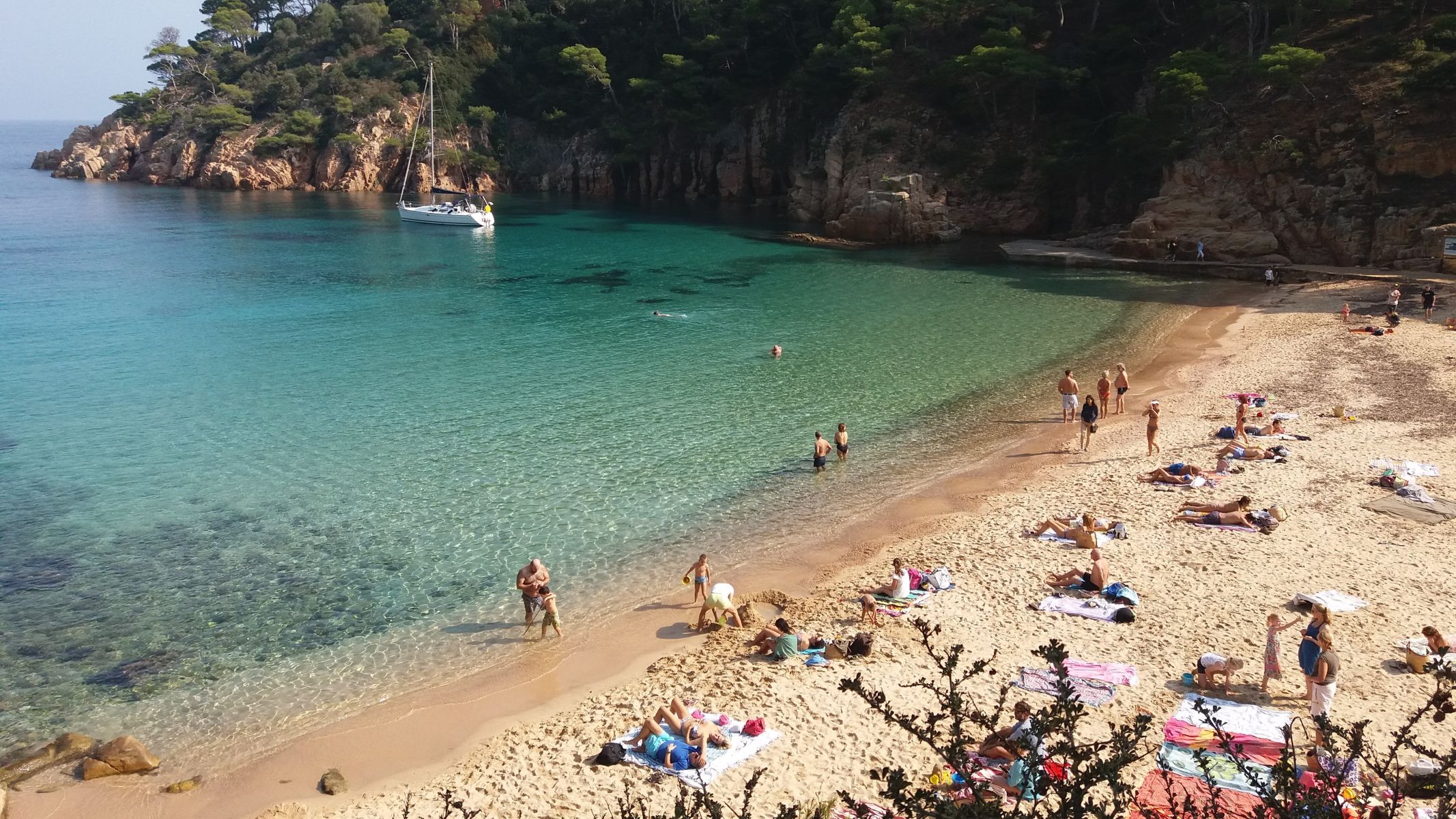 Nevarnost za evropske plaže: Širi se 'mesojeda' bakterija, v priljubljenih letoviščih že izdajajo opozorila