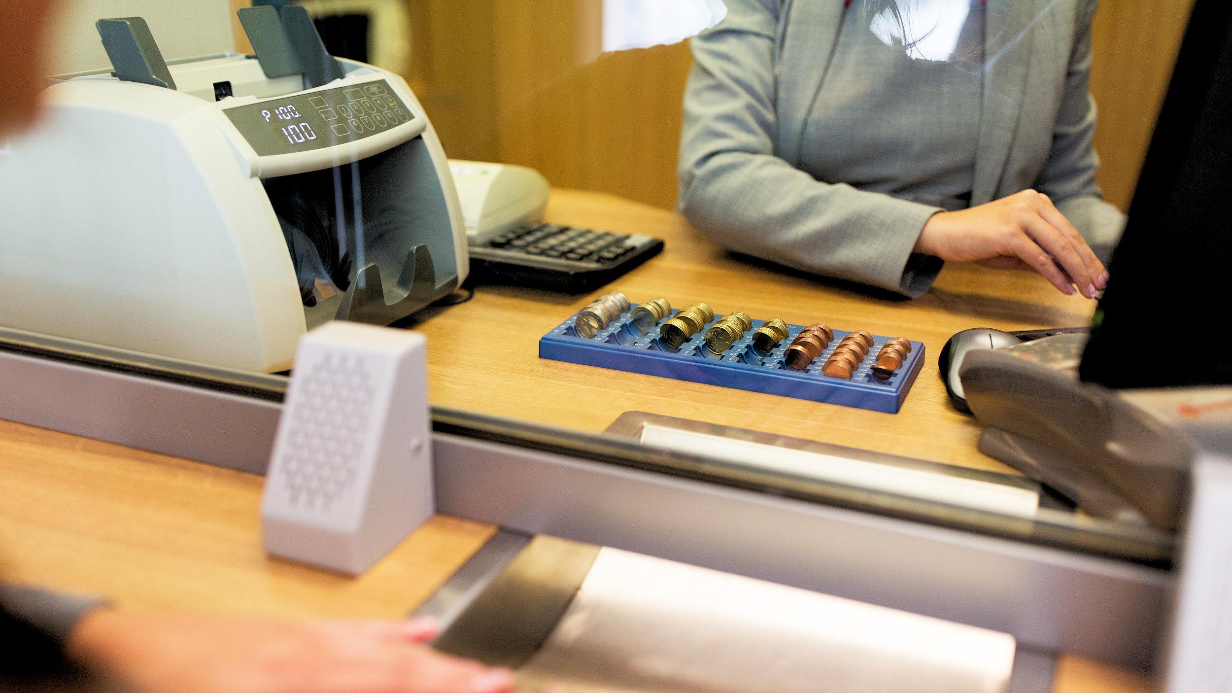 Tega vam banke ne povedo: Prikriti razlog, zakaj vam vedno zmanjkuje denarja