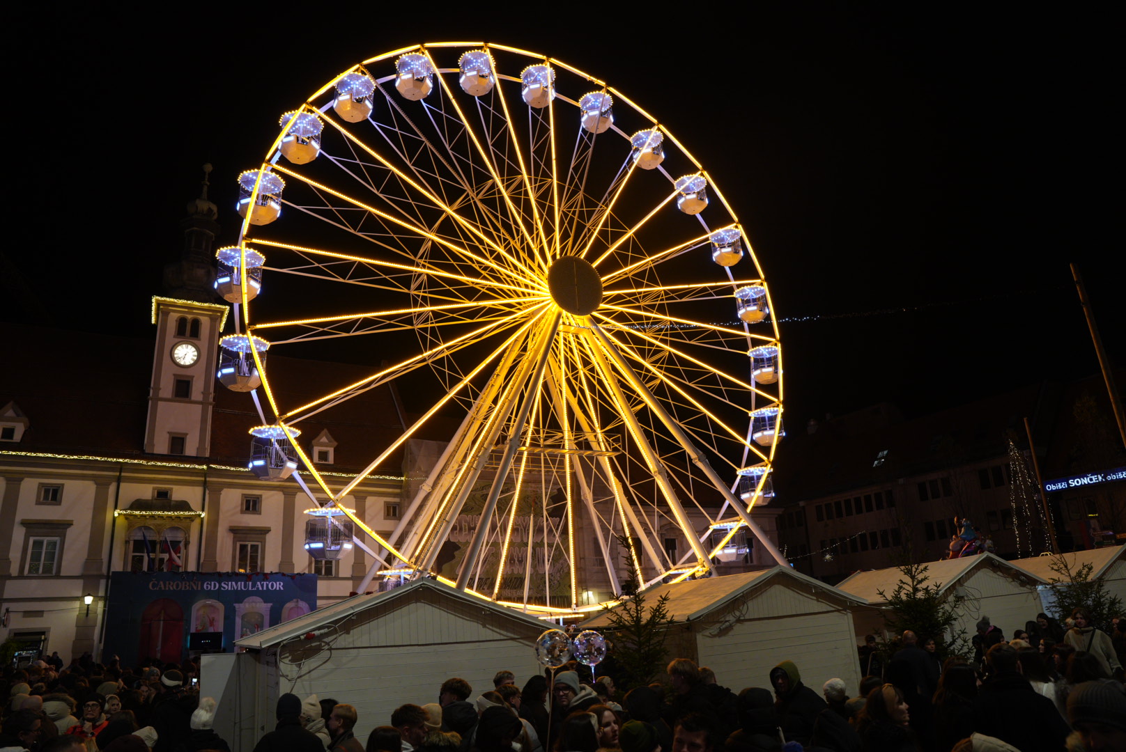 FOTO in VIDEO: Čarobni Maribor zaživel s prižigom lučk in prvo vožnjo panoramskega kolesa