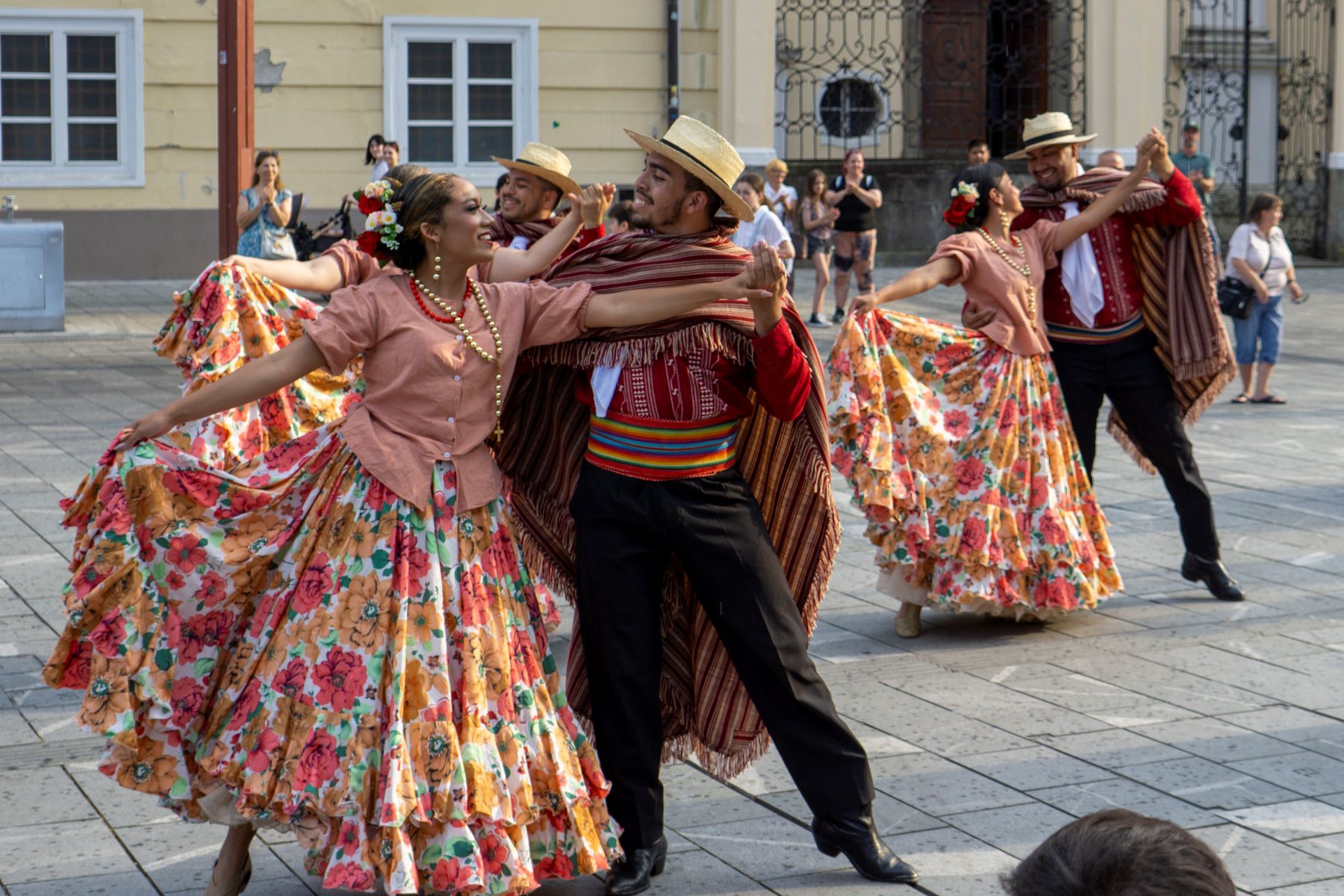Kaj prinaša zadnji dan Festivala Lent? Folkart, smešna plovila, plavalni maraton in še marsikaj