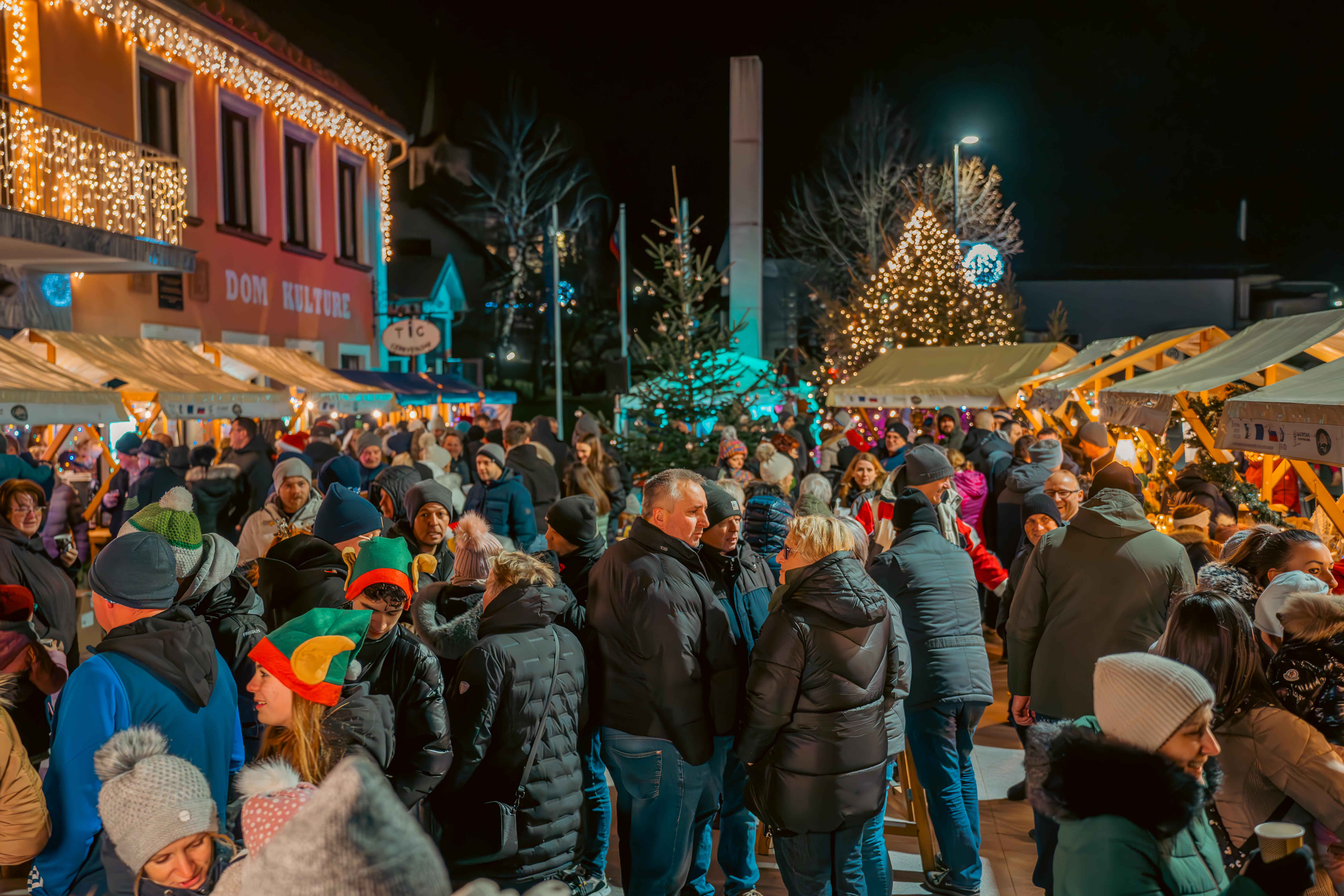 FOTO: Božični sejem v Cerkvenjaku s presenečenji za otroke in bogato ponudbo na stojnicah