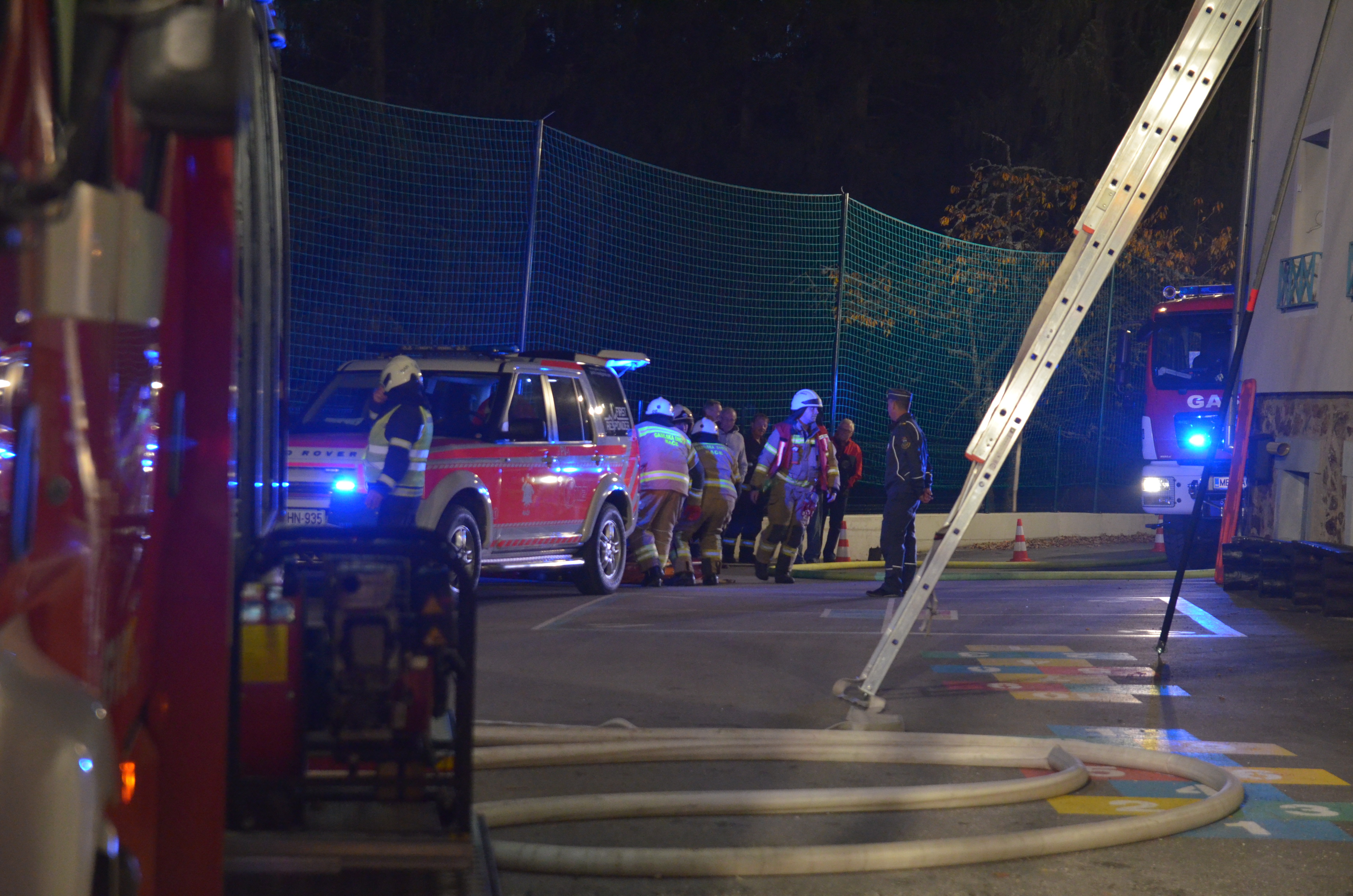 Velika gasilska intervencija, na terenu vse enote: Zagorelo v bivši steklarni