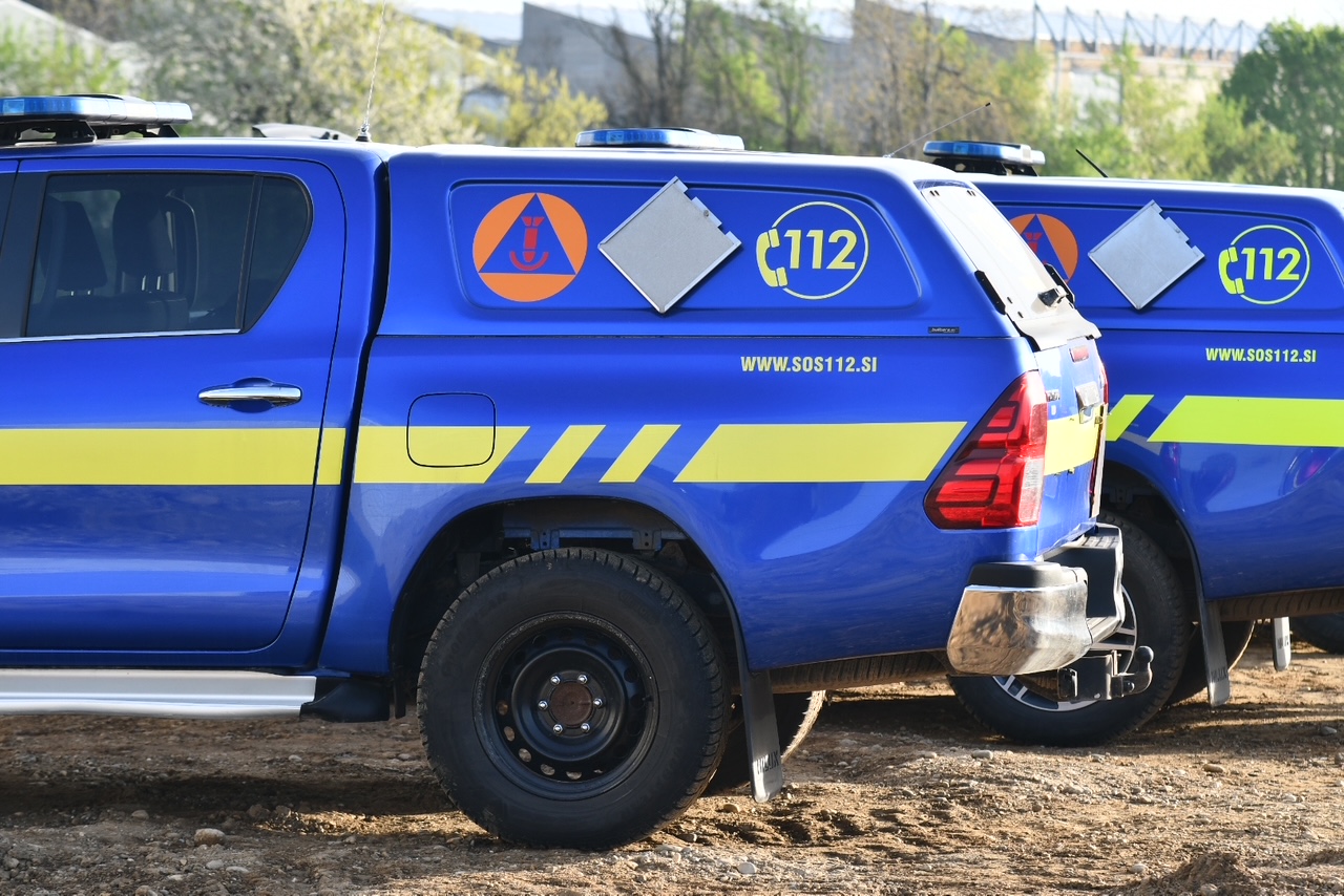 Evakuacija otrok: Pri osnovni šoli odkrili bombo s 50 kilogrami eksploziva