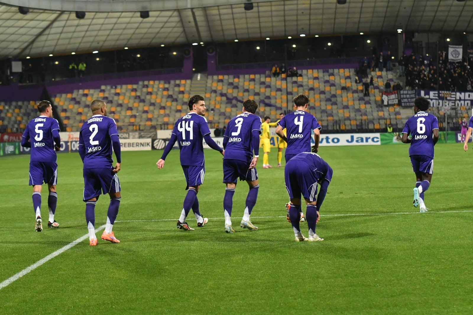 NK Maribor visoko premagal Primorje, Soudani razred zase
