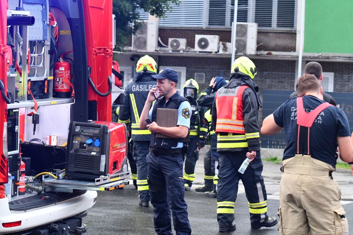 Po policistih zdaj stavko napovedali še poklicni gasilci