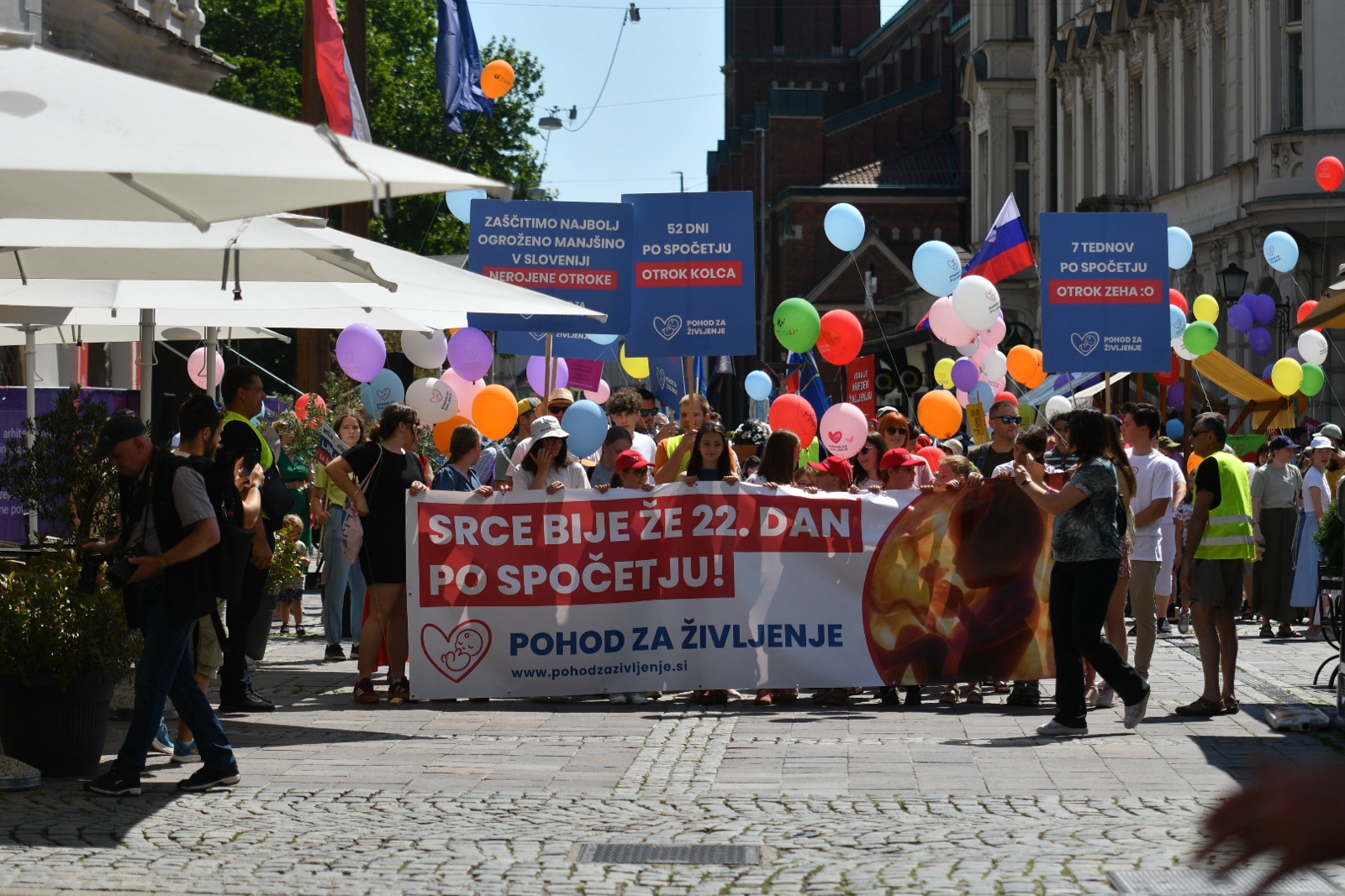 »Če znaš seksati, poskrbi za otroka«: V Mariboru Pohod za življenje, protestniki pa o pravicah žensk (FOTO)