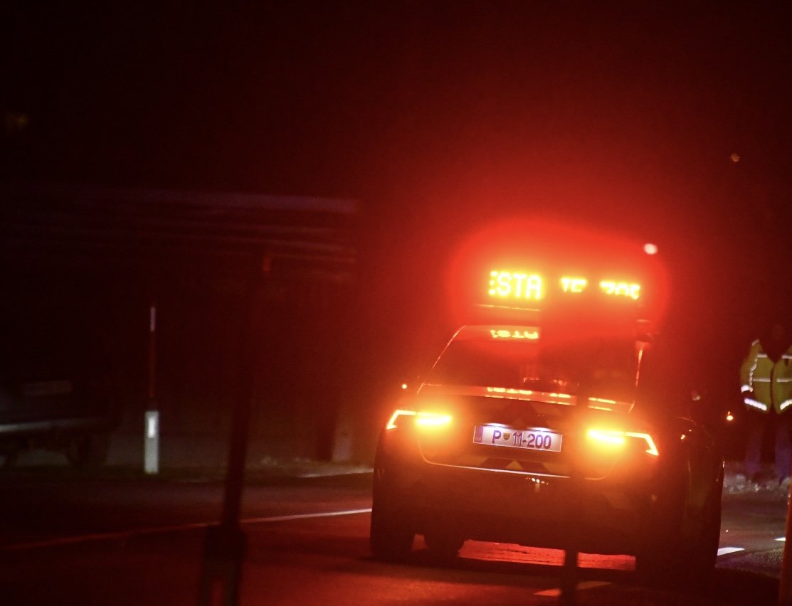 Huda nesreča v Mariboru: zaradi vožnje skozi rdečo luč trčenje dveh vozil