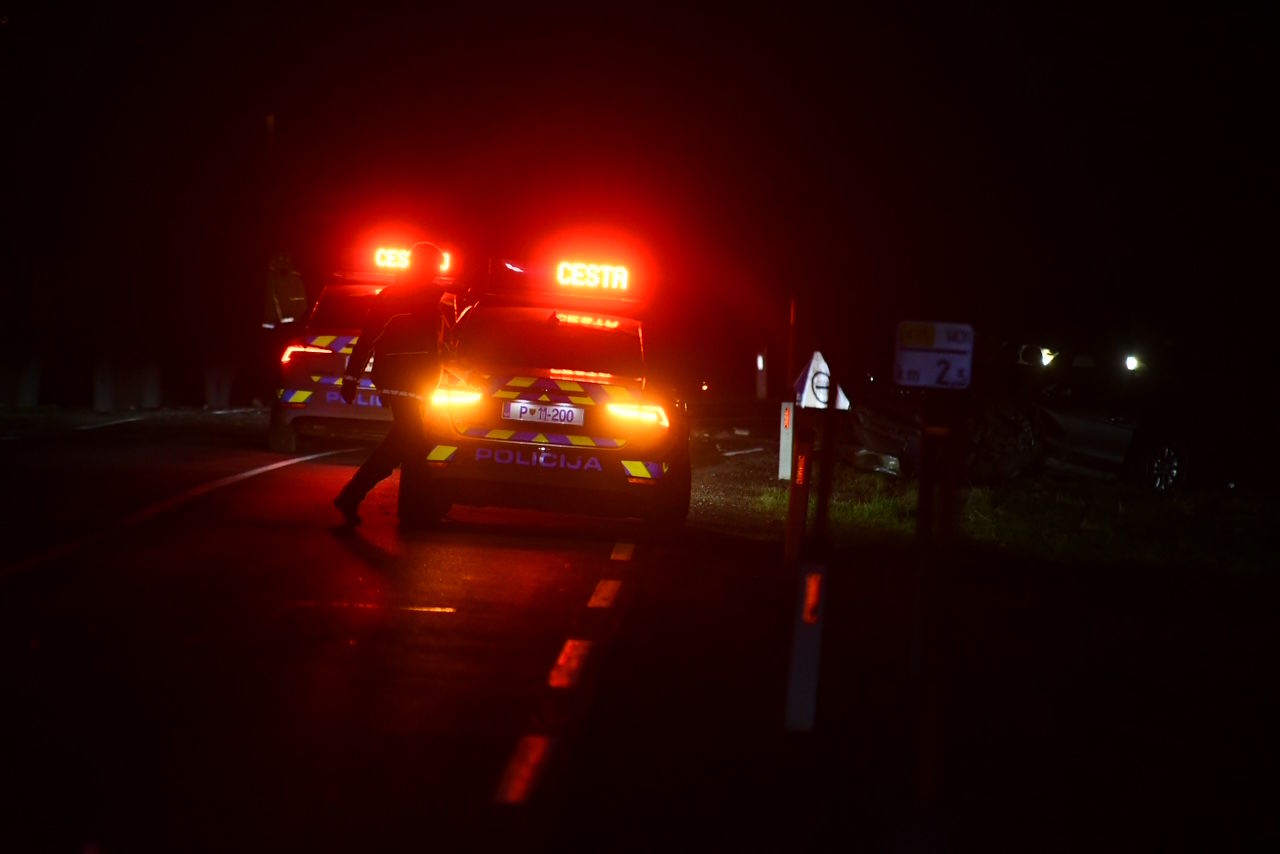 Pijani kot čep ogrožali varnost: S 3 promili v krvi na avtocesti zadela robnik v predoru