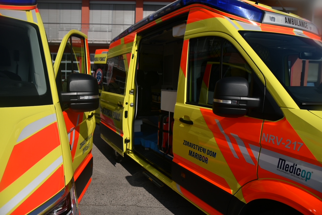 Reševalna vozila v Sloveniji kmalu z novimi zeleno-rumenimi barvami?