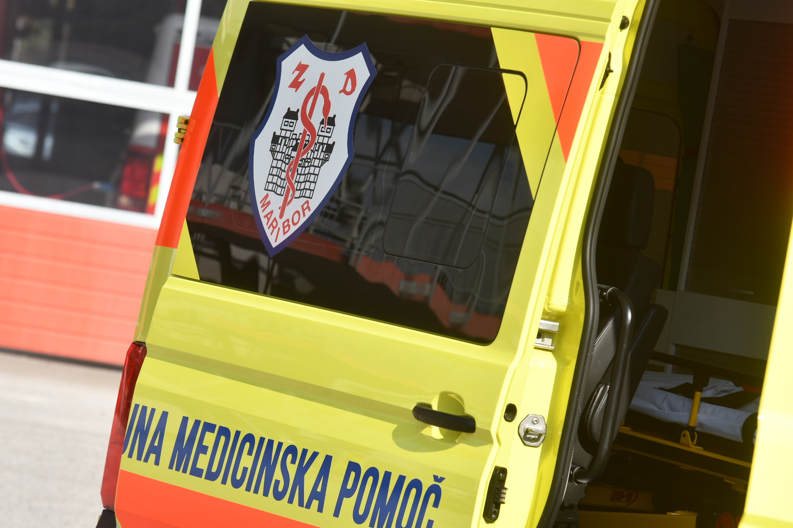 Pijan voznik z otrokom v avtu končal na strehi