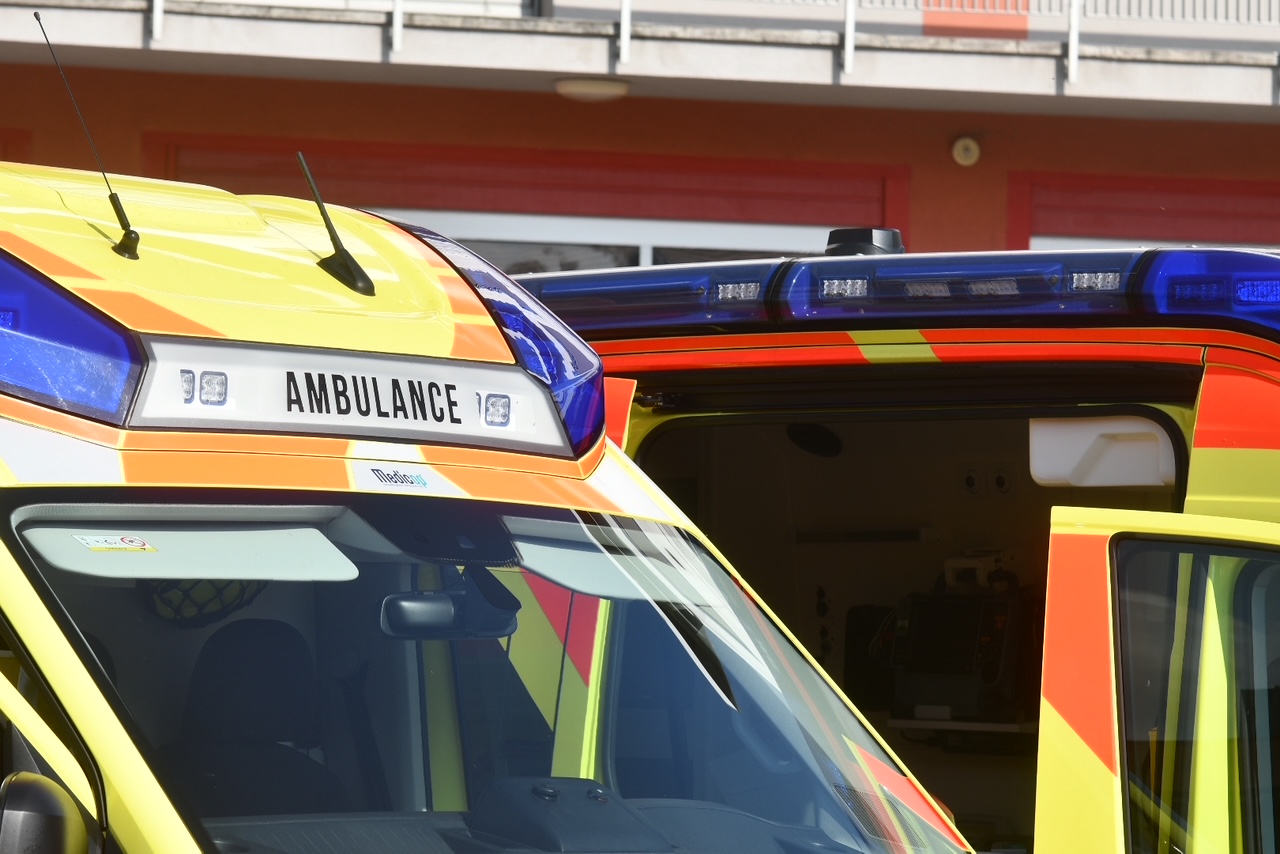 Delovna nesreča: Med čiščenjem v tovarni umrl 18-letnik