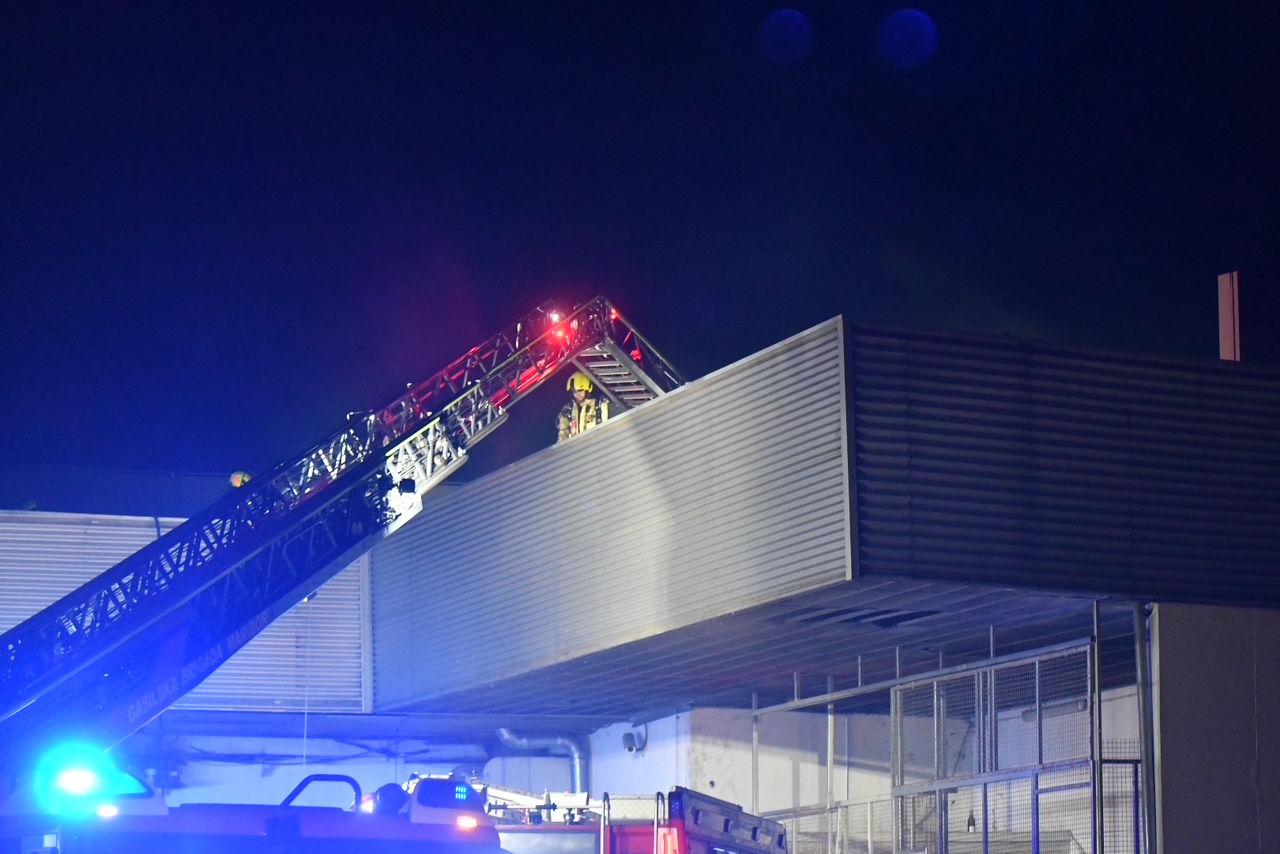 Požar na strehi Mercator centra: Neznanec kuril smeti, ogenj se je začel širiti