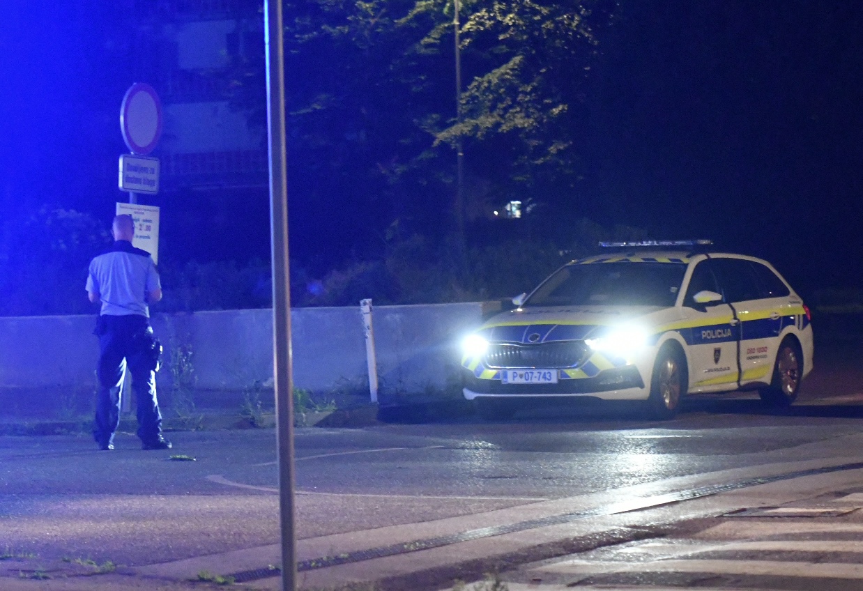 Kar pred hotelom v Piranu sredi noči spolno občevala, nato pa napadla še uslužbenca