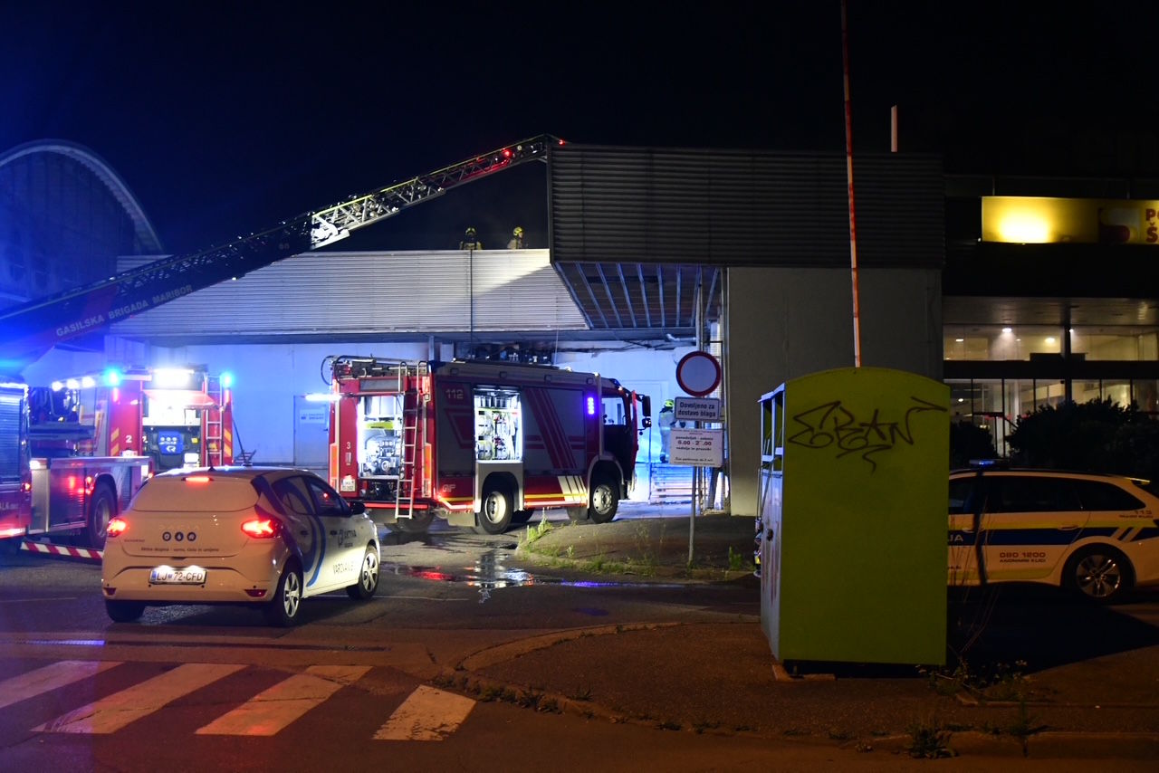 FOTO: Zvečer zagorelo na strehi Mercator centra, posredujejo gasilci