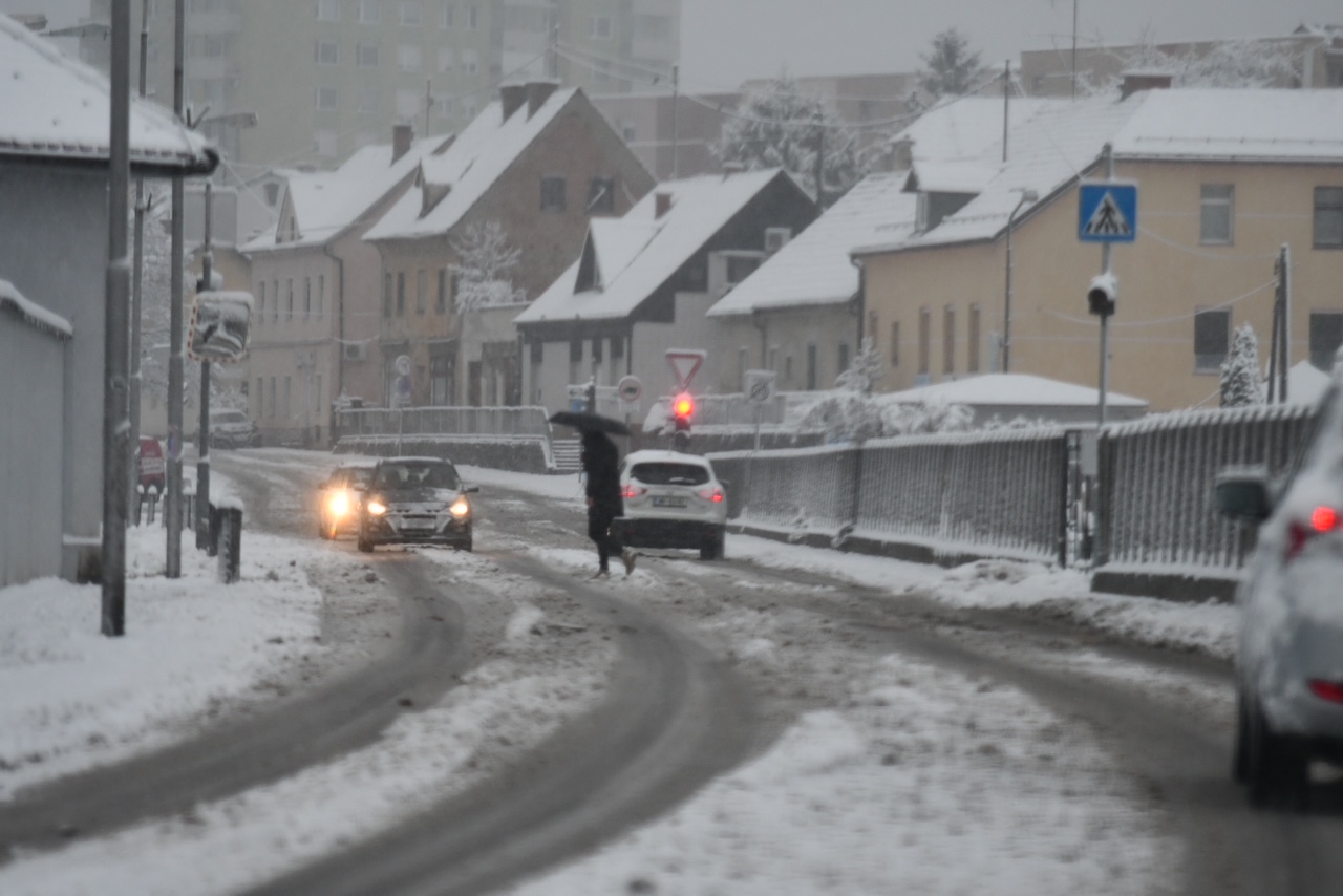 Tudi danes napovedujejo sneženje: Kje in koliko snega bo zapadlo največ?