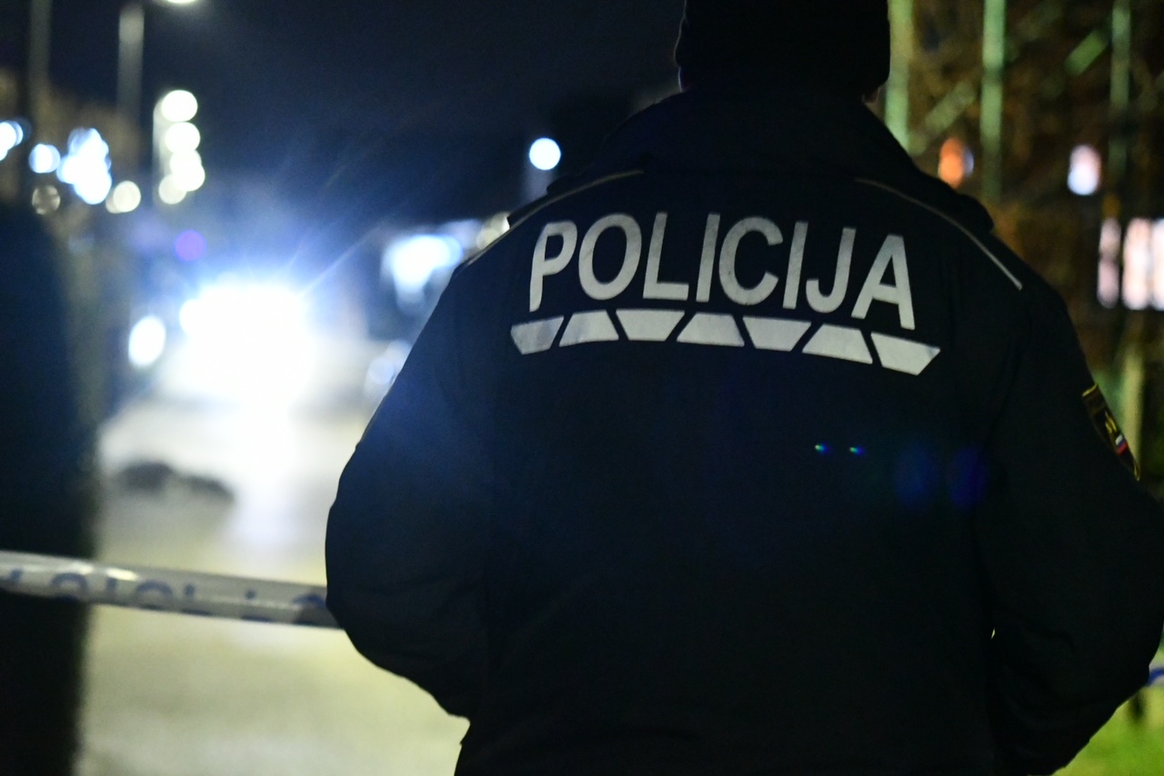 Poskus uboja: Med sporom streljal na 41-letnika, ki je bil pri njemu na obisku