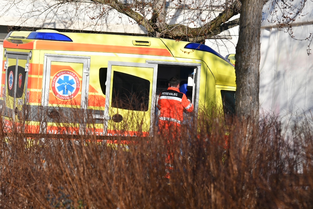 Voznica izsilila prednost policistu: Po trčenju hudo poškodovan