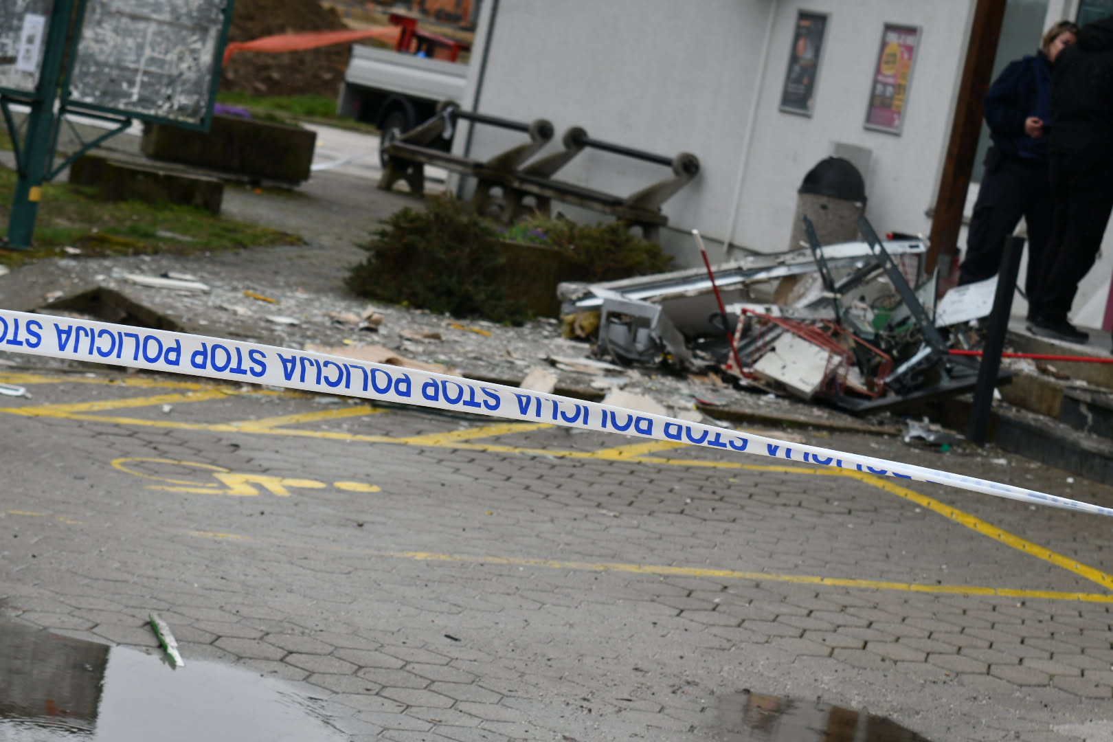 Po razstrelitvi bankomata: Policisti v Lenartu izsledili dva Romuna in jima odvzeli prostost