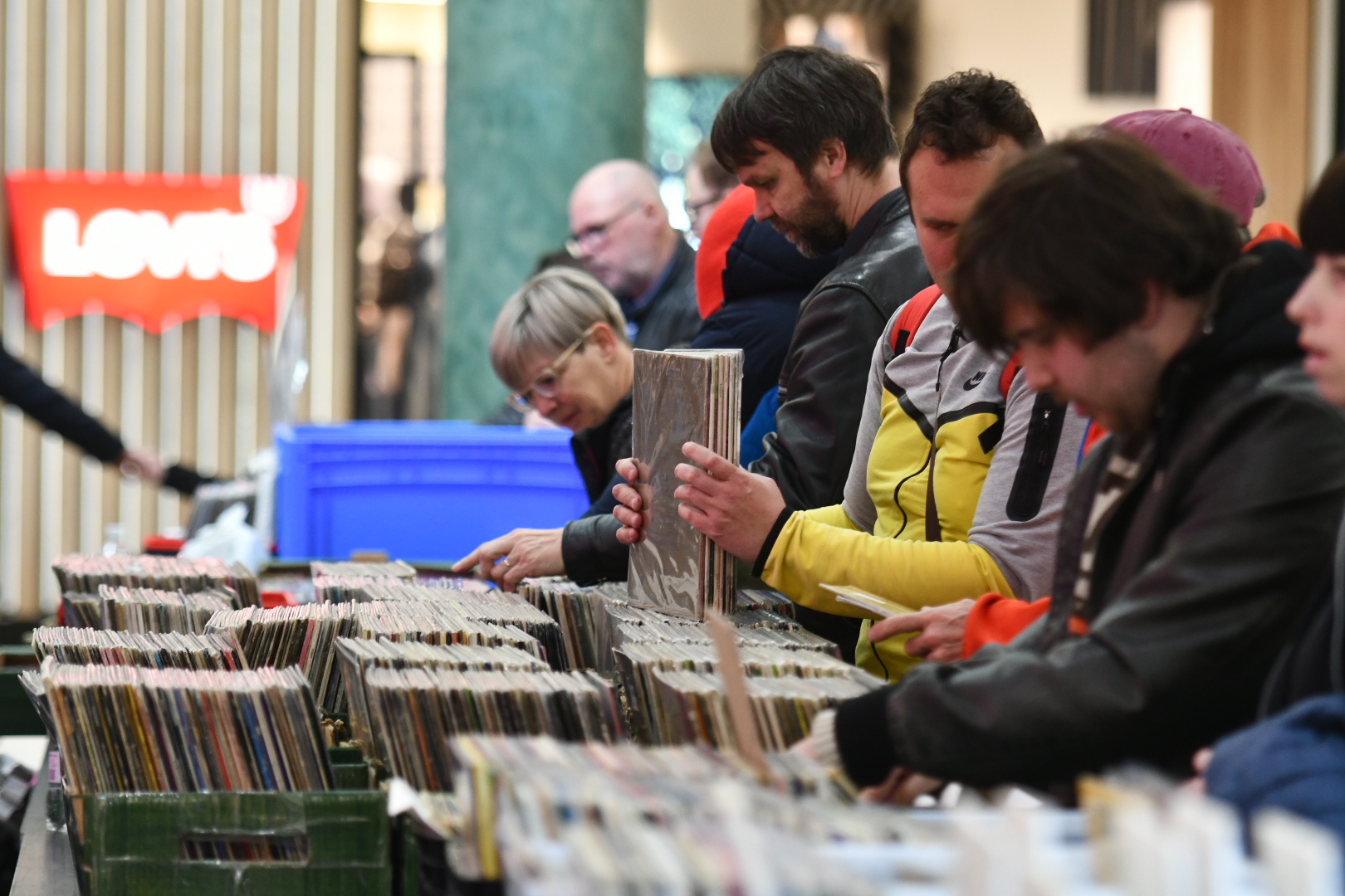 FOTO: Množica zbirateljev v Europarku na lovu za gramofonskimi ploščami, za določene izdaje bi odšteli tudi pol plače