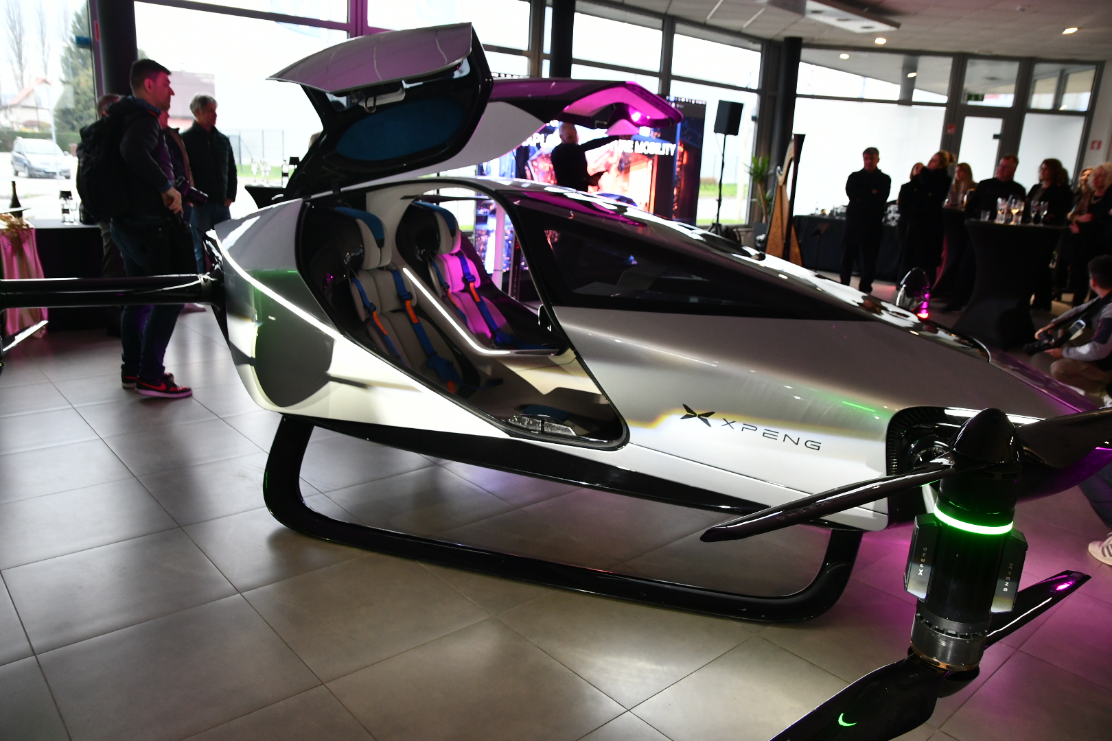 V Avtohiši Meško "pristal" prvi leteči taksi dron v Sloveniji, a kdaj bo na voljo za javnost?