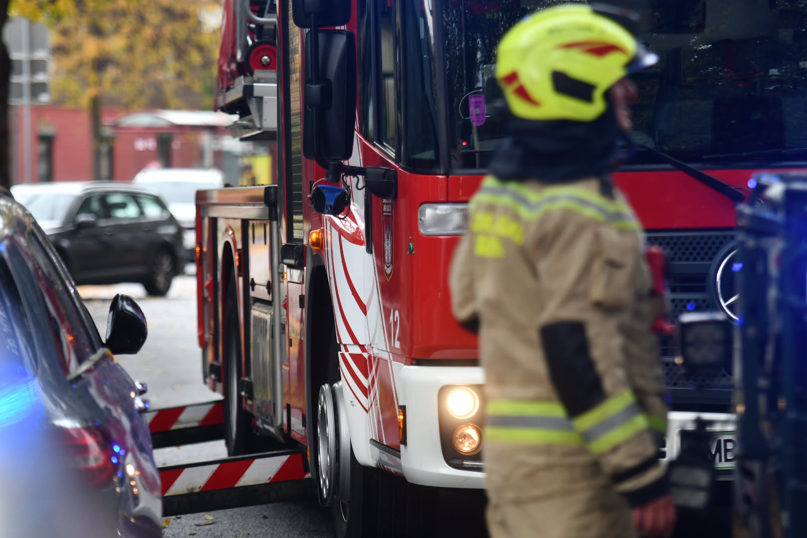 Ogenj zajel otroško sobo v stanovanjskem bloku, ena oseba v bolnišnici