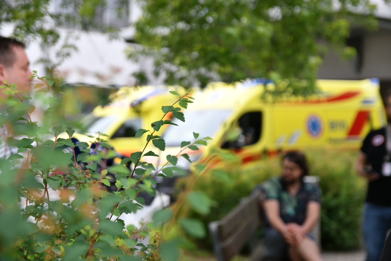 Z ostrim predmetom na voznika avtobusa v središču Ljubljane, policija osumljenca še išče