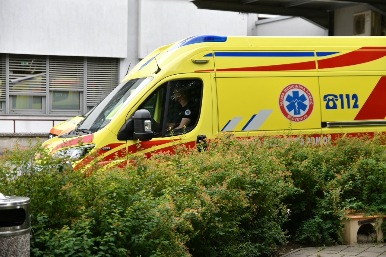 Voznica trčila v tovornjak z 16 tonami kamenja, ki je končal na brežini
