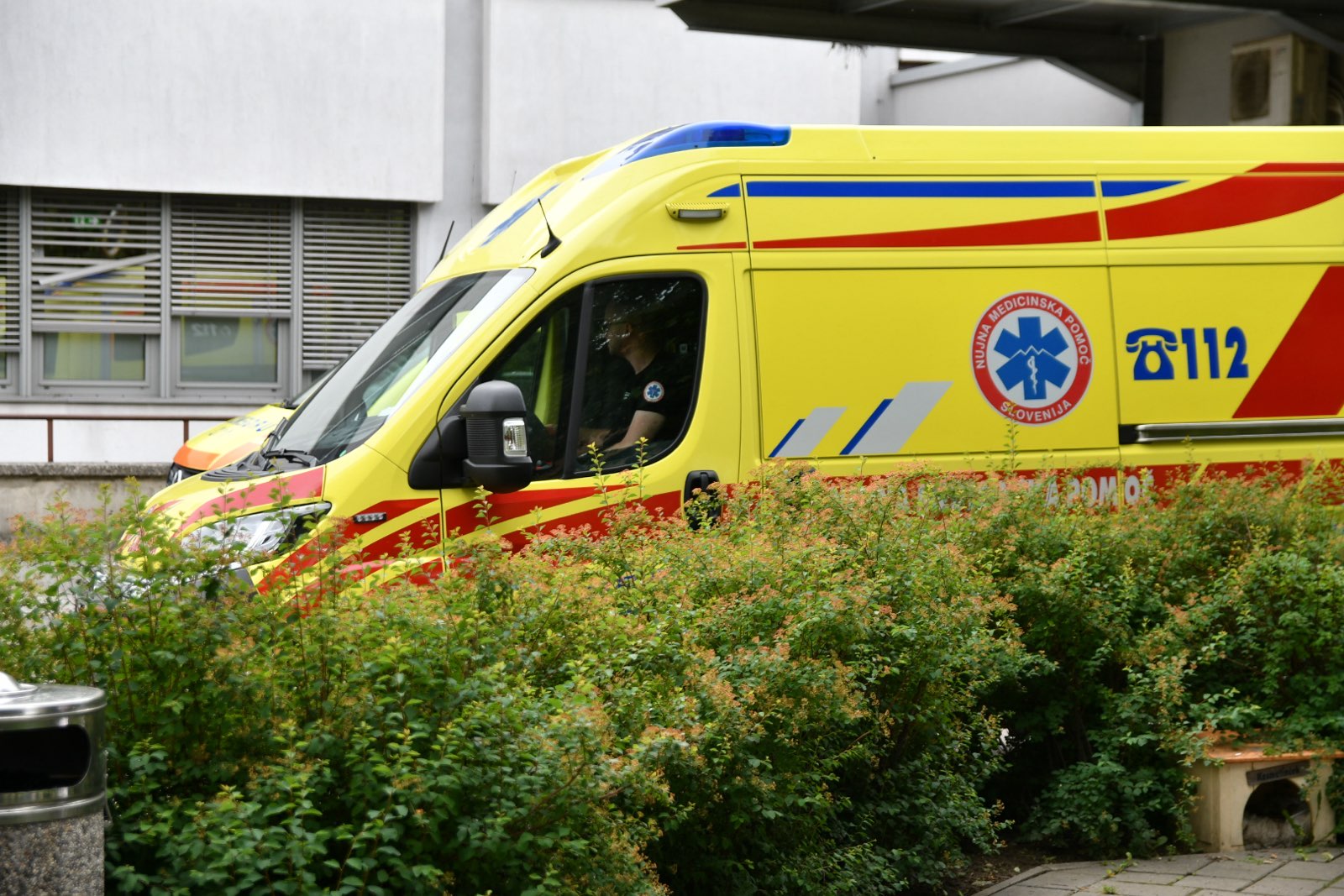 Huda nesreča na območju Maribora, na delavca v skladišču padlo več predmetov