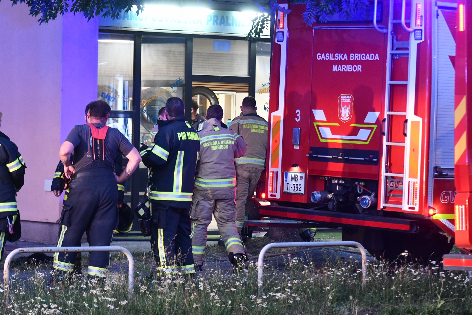 FOTO: V Mariboru požar na Ljubljanski ulici, zagorelo v samopostrežni pralnici