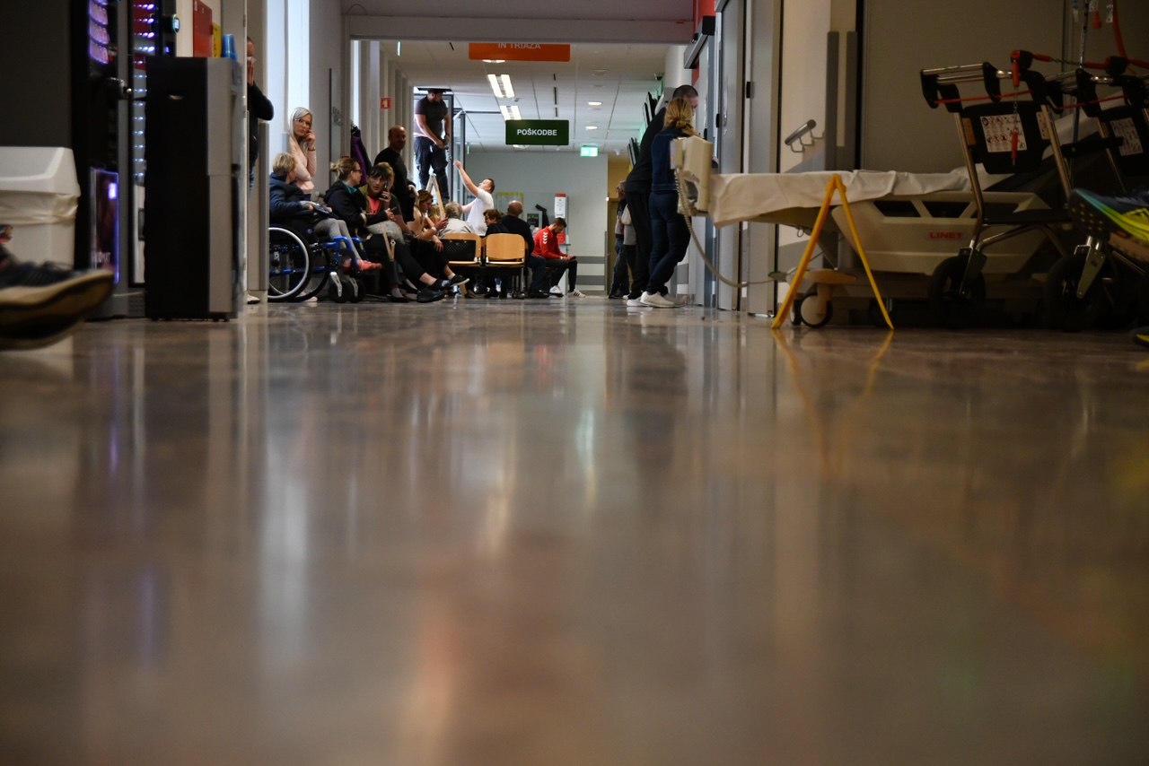 Na bolniški vsak dan 53.000 Slovencev, ZZZS opozarja na rast dolgotrajnih odsotnosti