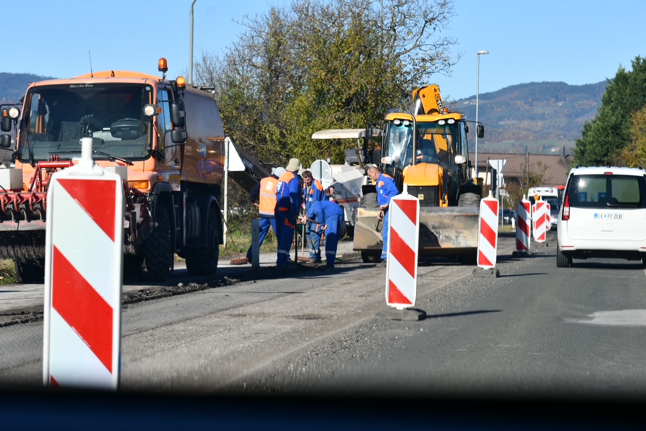 FOTO: Delna zapora Streliške ceste v Mariboru povzroča zamude