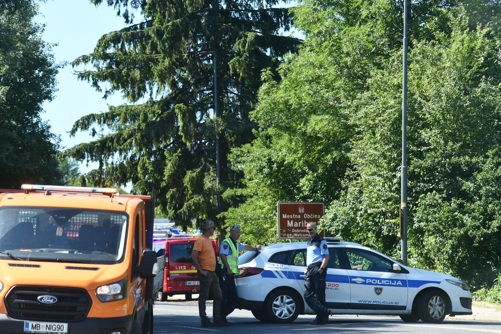 Požar uničil mansardo hiše na Šentiljski cesti, tri osebe prepeljali v UKC Maribor (FOTO)