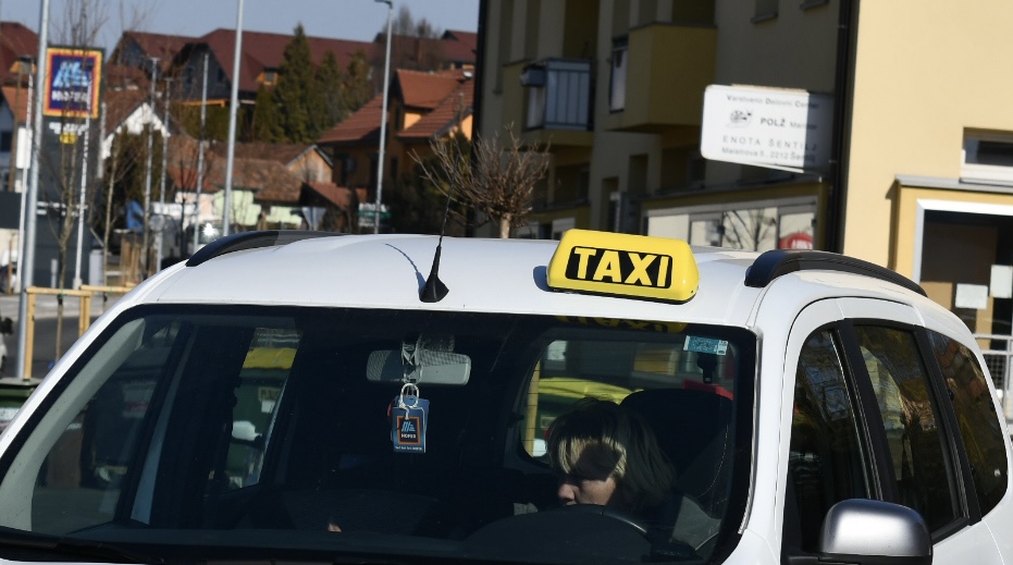 Nova pravila za taksi voznike v Mariboru: Brez znanja slovenščine in tujega jezika ne bo dovoljenj