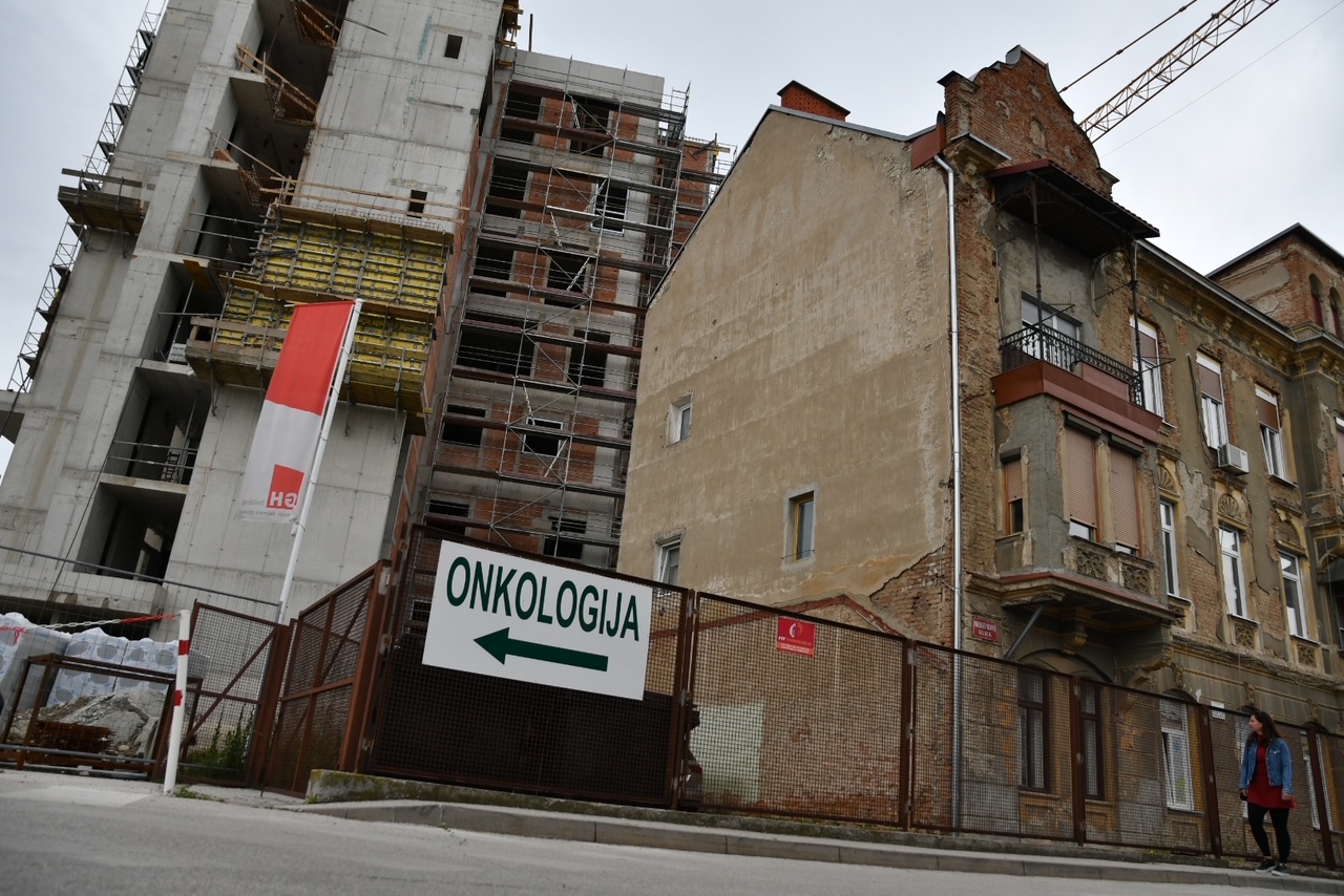 Dogovor z lastniki v sporni stavbi tik pred zaključkom: Kdaj bodo začeli z rušenjem?