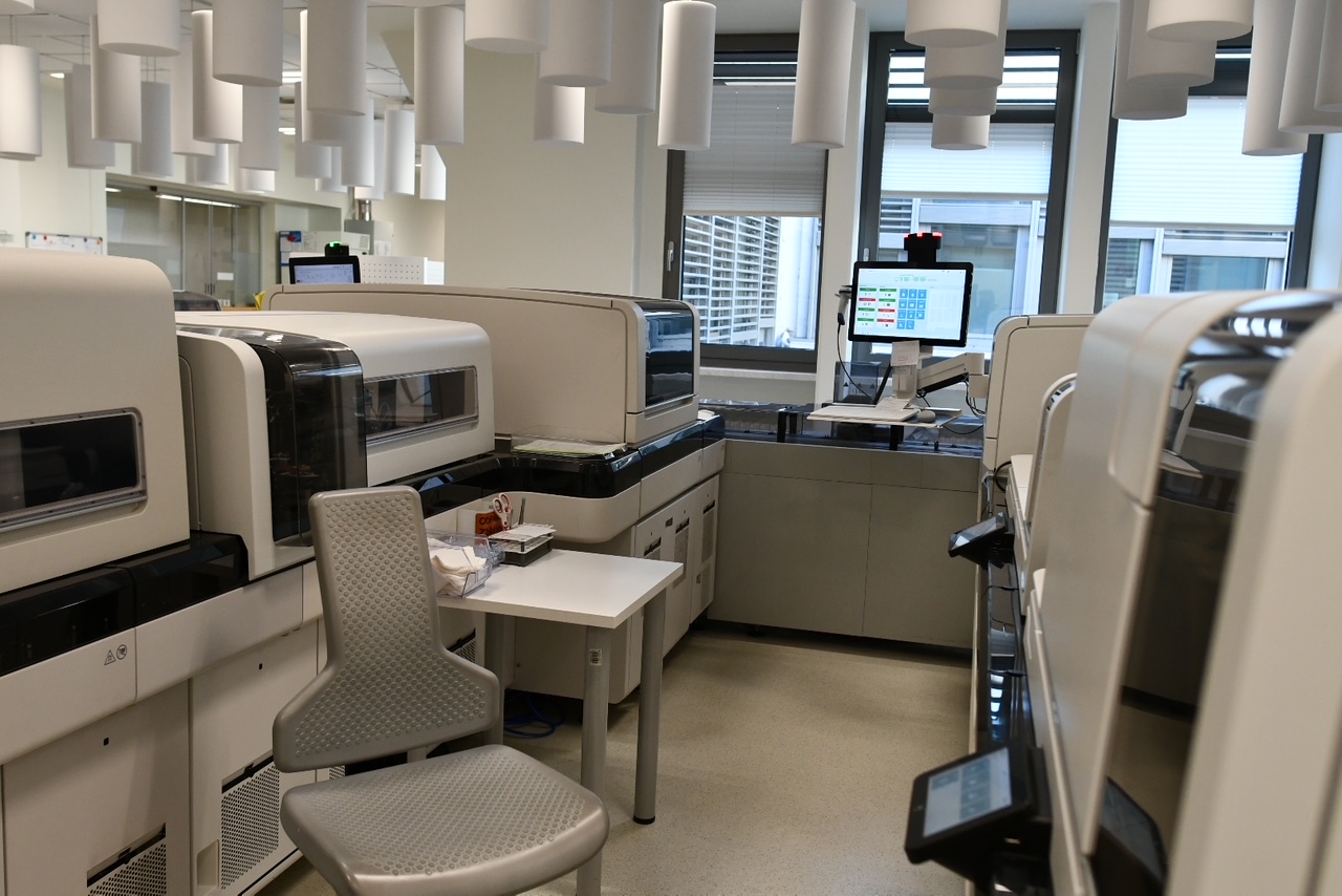 1300 pacientov, 15.000 preiskav dnevno: Vpogled v laboratorij UKC Maribor