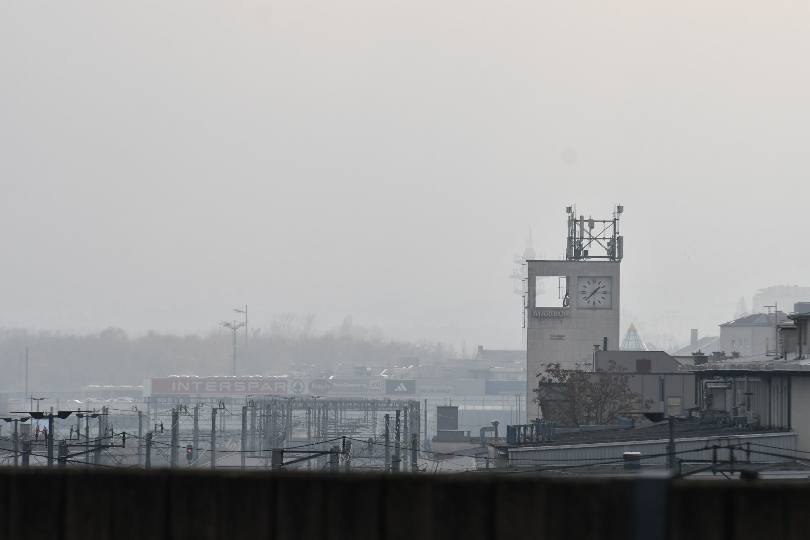 FOTO: Maribor v megli in dimu, kljub boljšim trendom delci PM10 še vedno presegajo mejo
